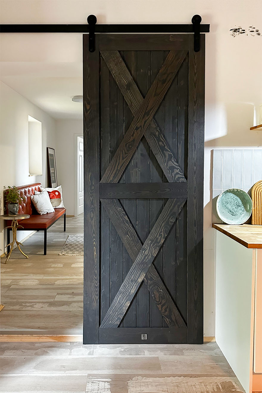 Schwarze Schiebetür aus Massivholz