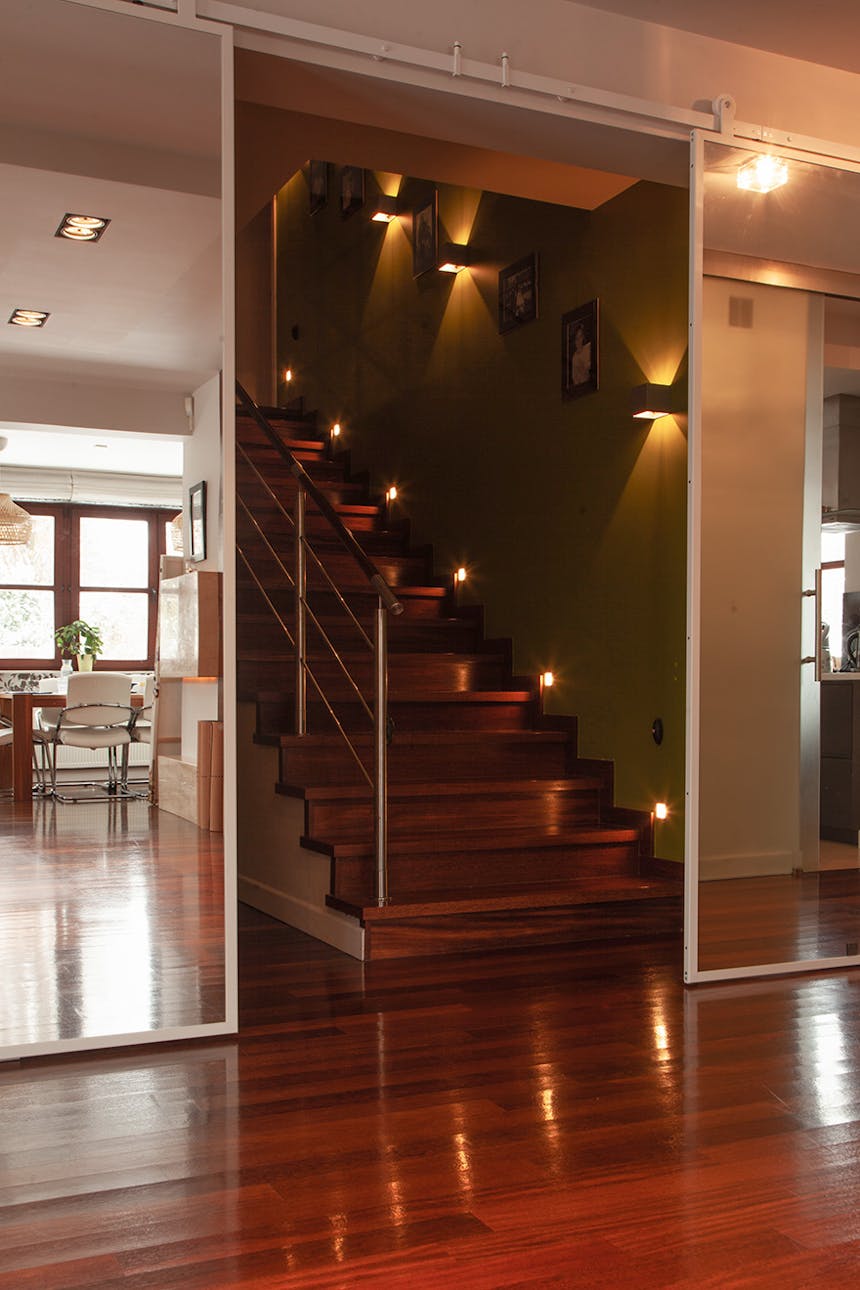 offene Doppelschiebetür mit Spiegel