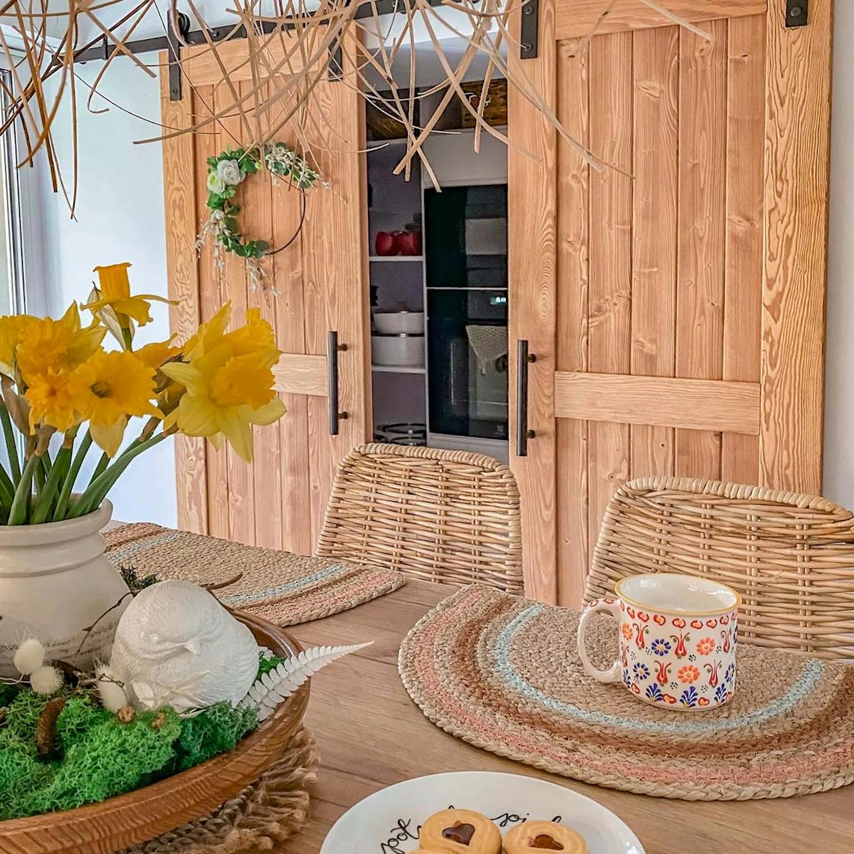 podwójne drzwi drewniane do wnęki kuchennej z urządzeniami AGD