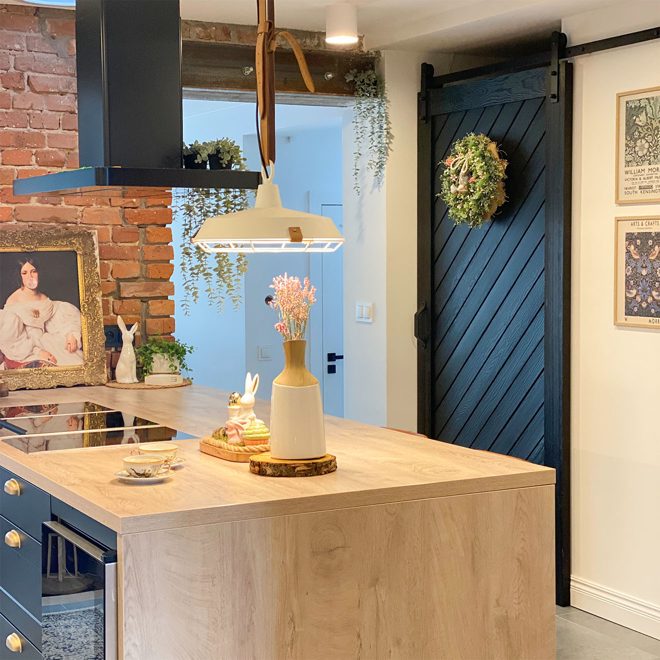 Küche mit Speisekammer mit schwarzen Schiebetüren