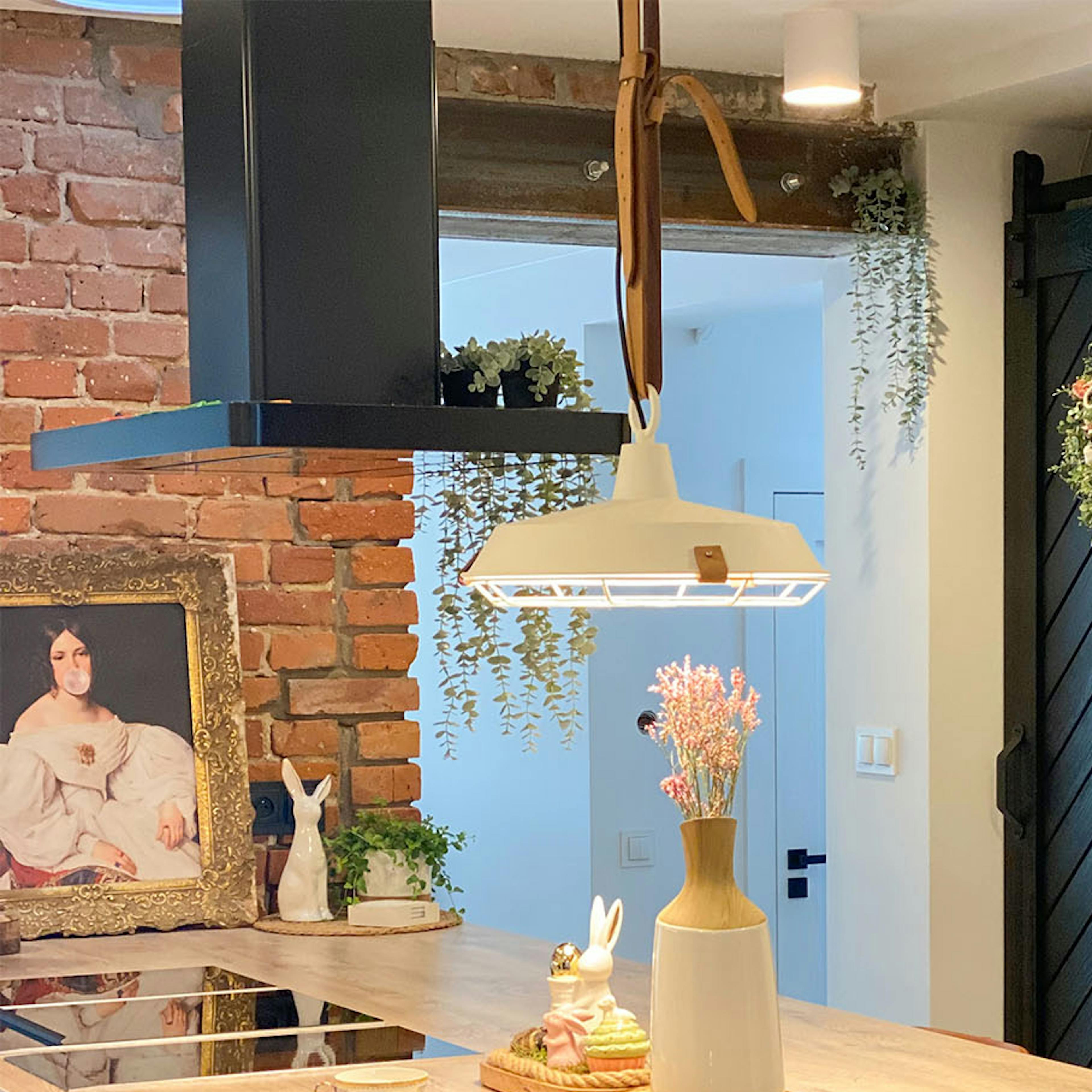 cuisine avec garde-manger avec portes coulissantes noires