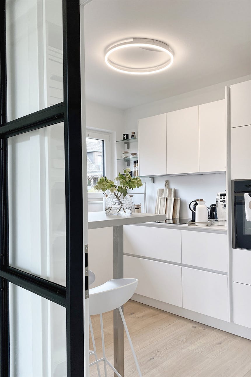 weiße Küchenmöbel, Küche im nordischen Stil, moderne weiße Küche, moderne Deckenlampe in der Küche, helle Küche im nordischen Stil