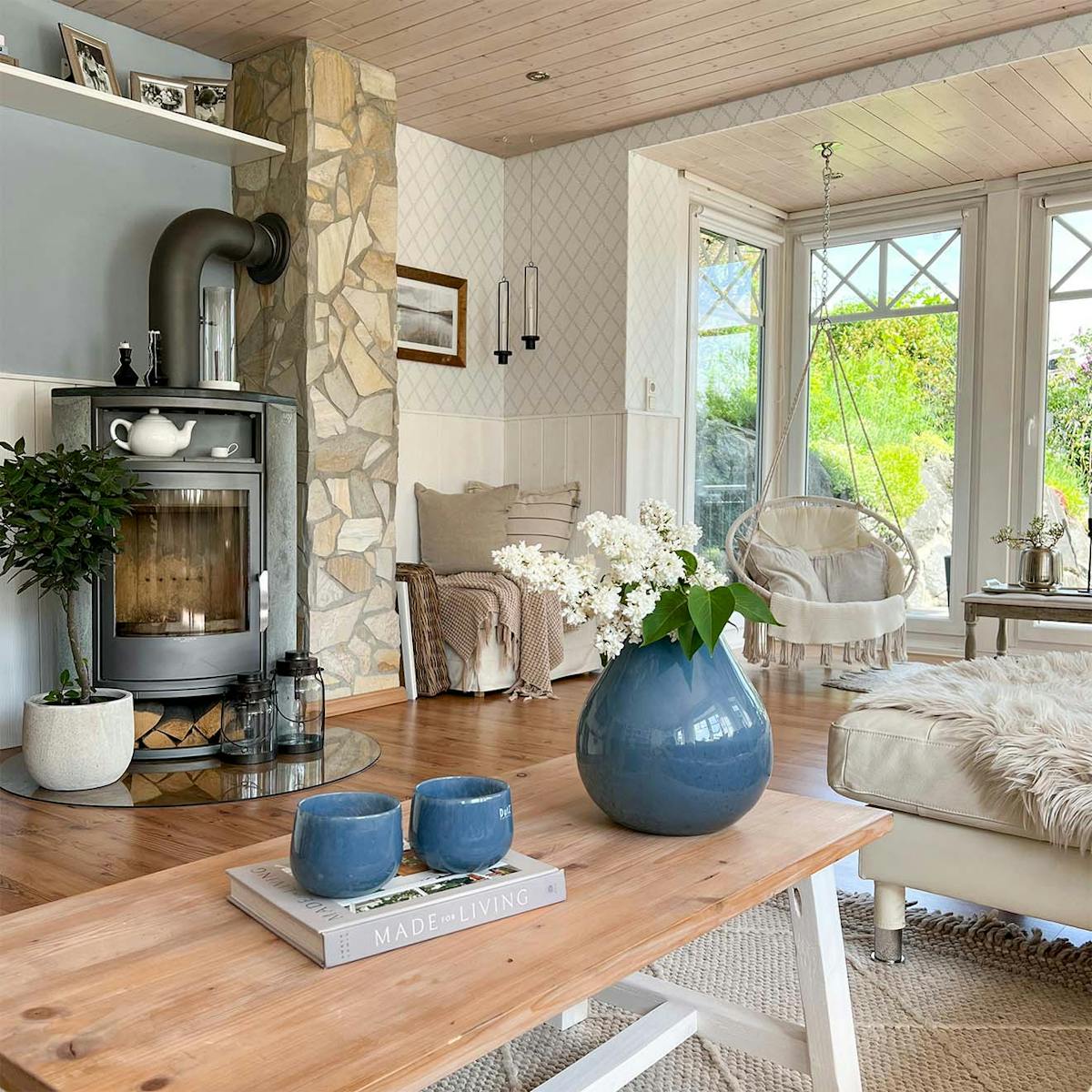 Kamin im geräumigen Wohnzimmer mit großen Fenstern