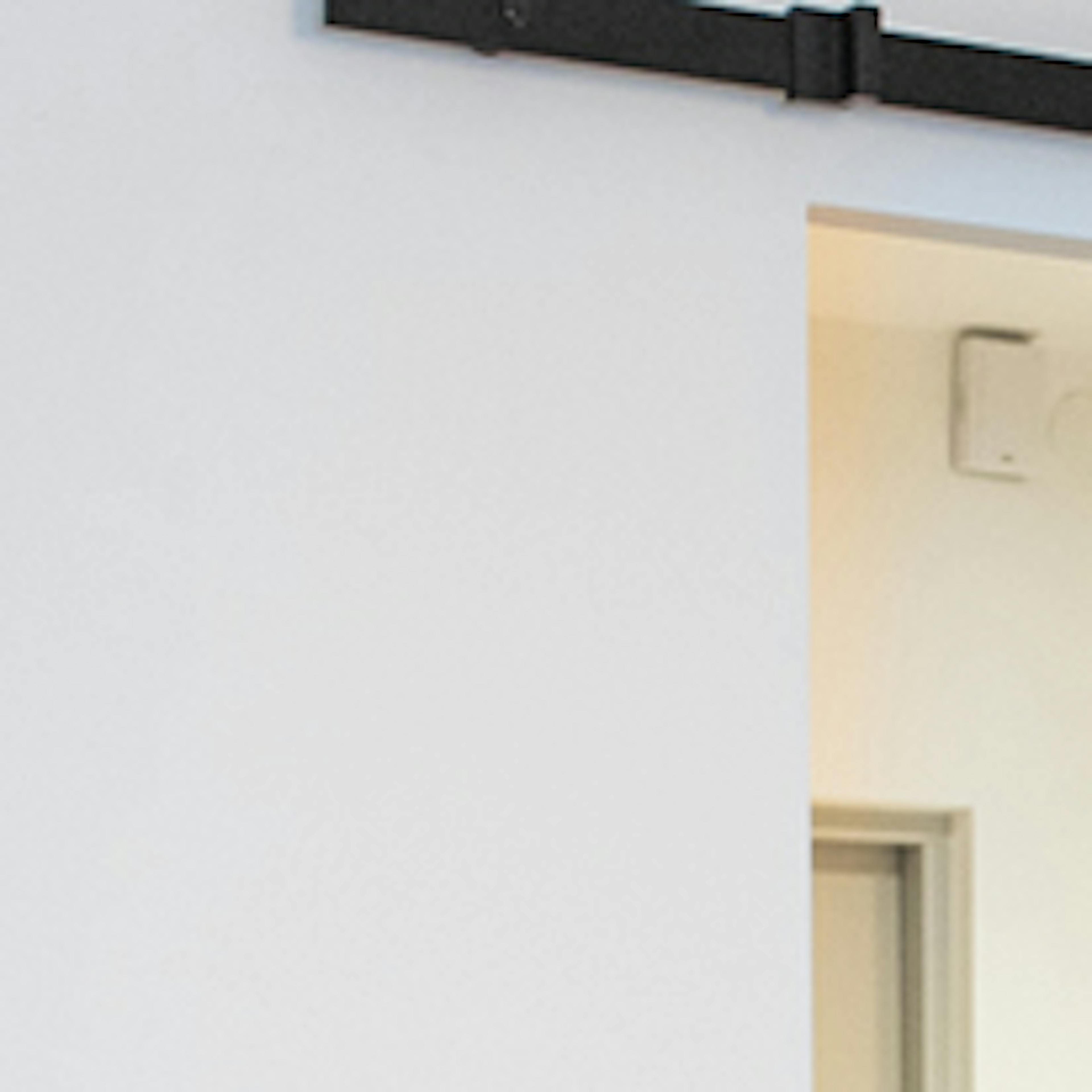 porte coulissante blanche dans la chambre des filles
