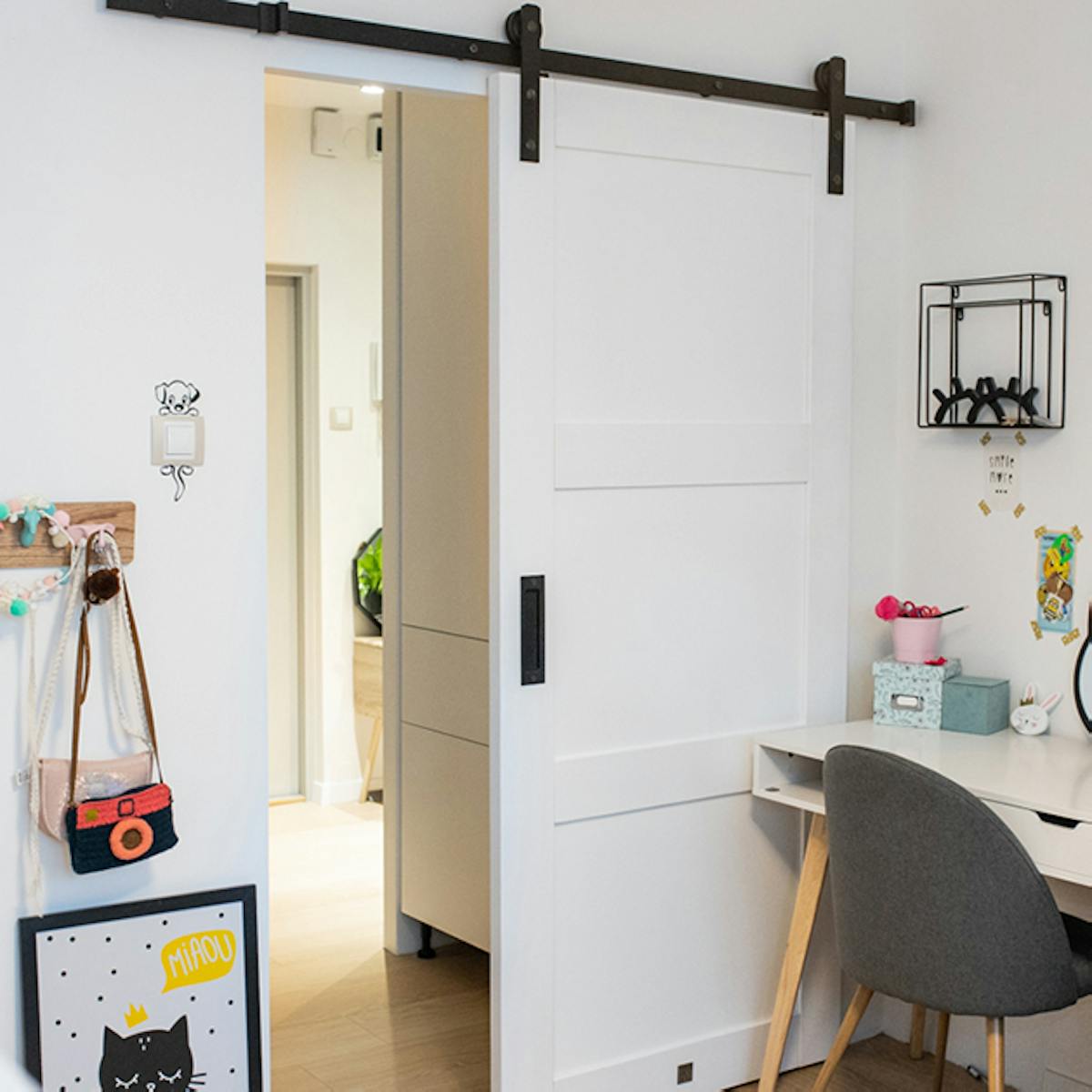 weiße Schiebetür im Mädchenzimmer