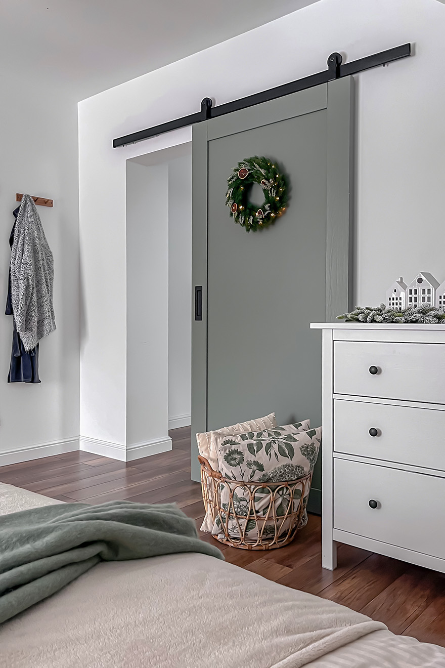weiße Kommode und graue Schiebetüren im Schlafzimmer