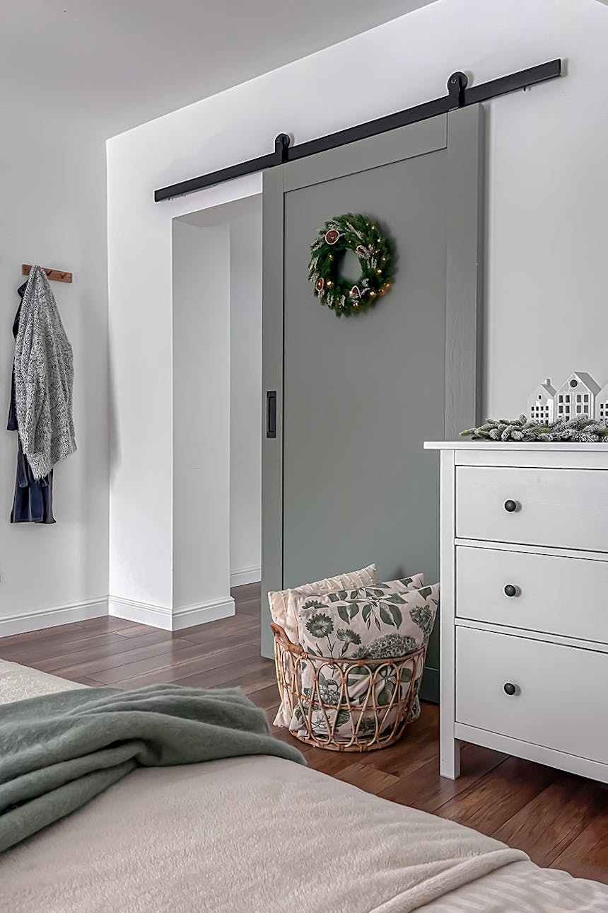 weiße Kommode und graue Schiebetüren im Schlafzimmer
