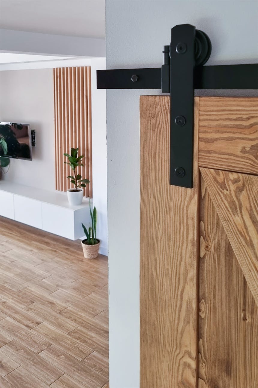 schwarzes Schiebesystem für Massivholztüren