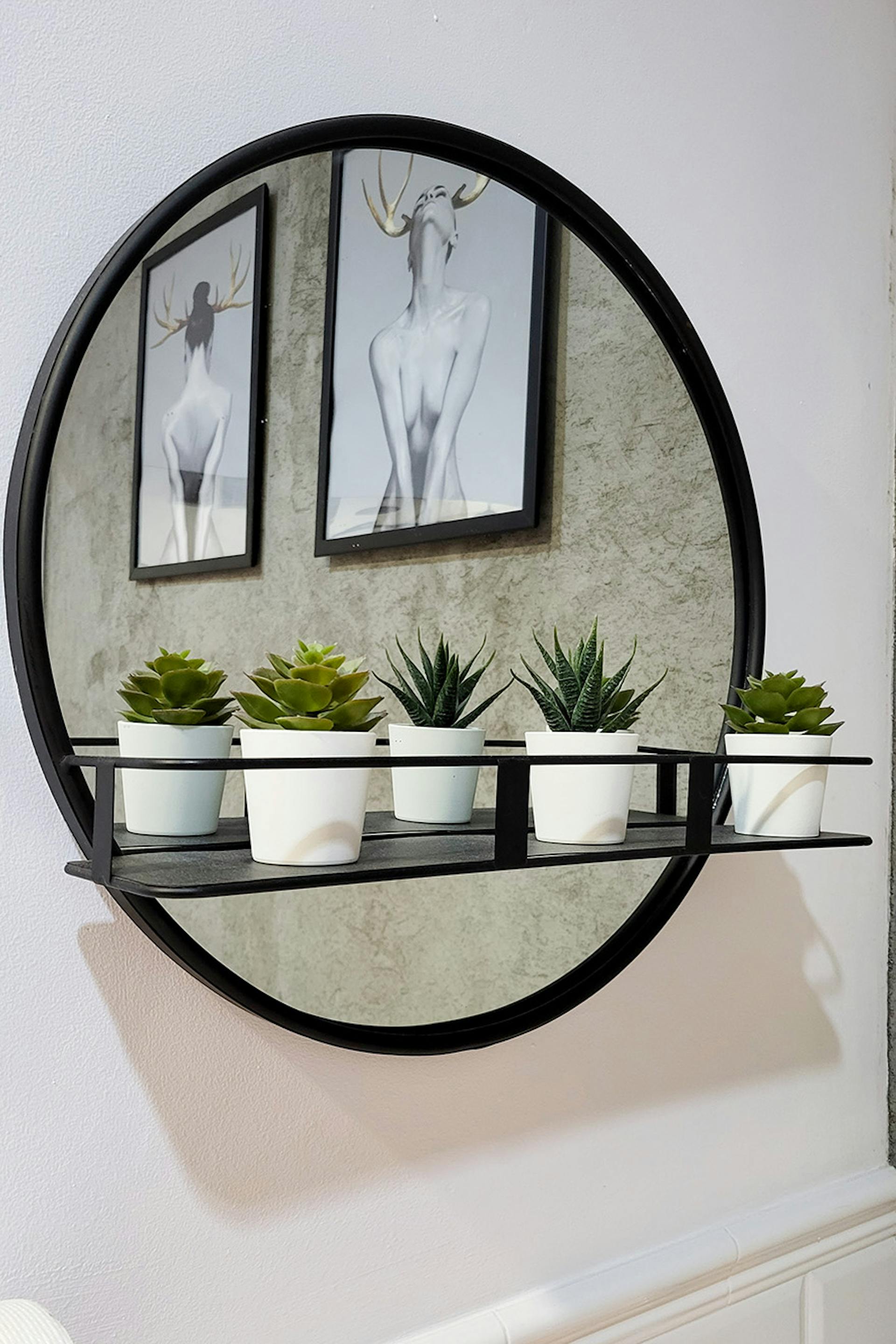 runder Spiegel in schwarzem Rahmen, mit kleiner Ablage