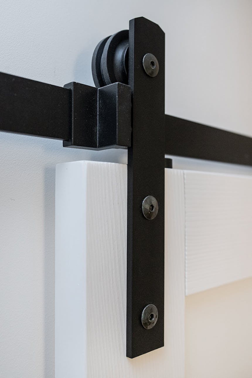 schwarzes Schiebesystem für weiße Schiebetüren