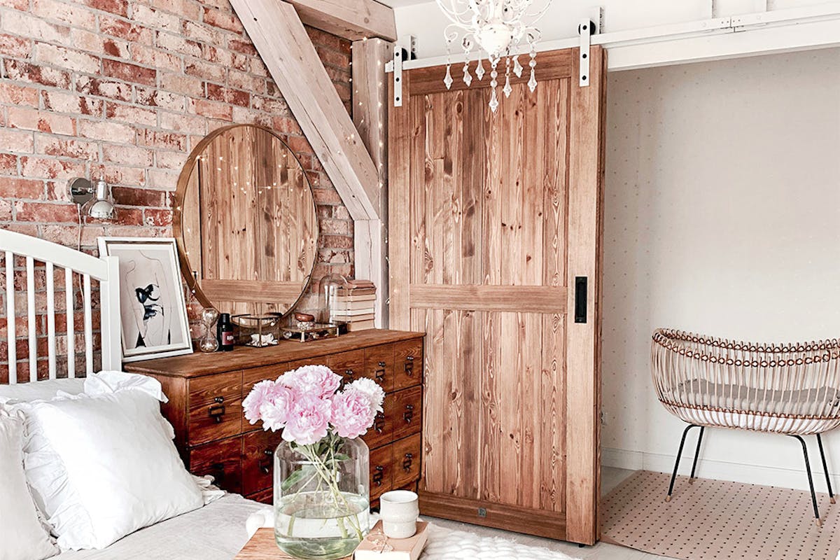 Rustikal Schlafzimmer, Holzschiebetür, Schiebetür, rustikaler Stil im Innenraum, moderner rustikaler Stil, Scheunen-Schiebetüren, weiße Schiebesystem, Bypass Schiebetüren, Bypass Wandhalterung für Schiebetüren, weiße rustikale Kronleuchter, Ziegel an der Schlafzimmerwand