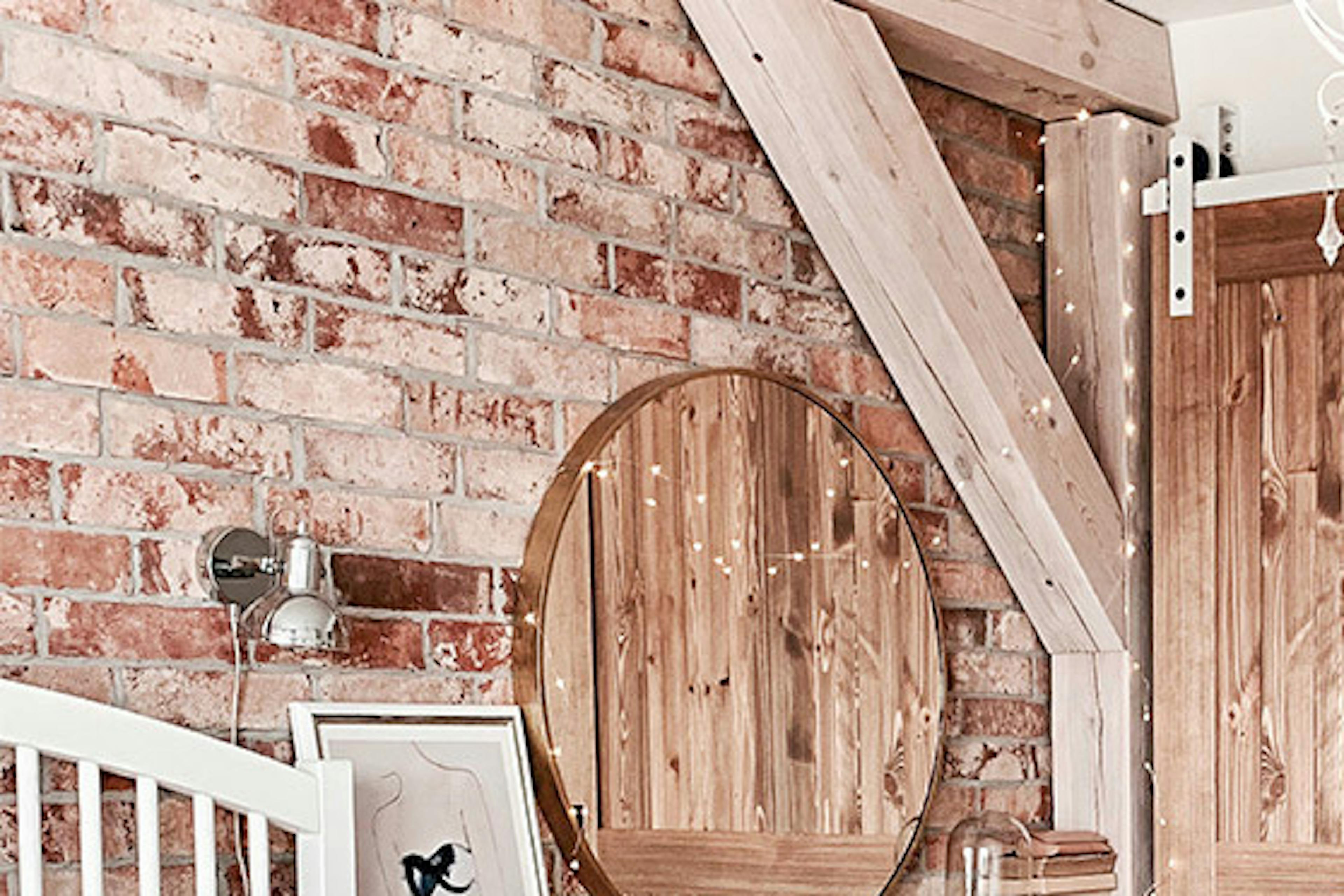 portes coulissantes en bois de style rustique sur un système coulissant blanc dans une chambre avec un mur de briques