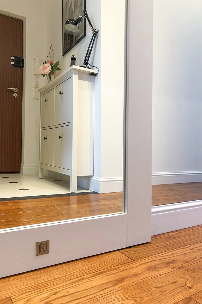 grand miroir dans un cadre en bois blanc