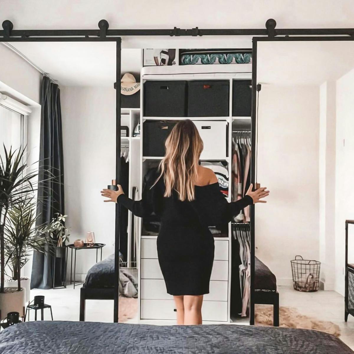 Doppelschiebetüren mit Spiegel für den Kleiderschrank in einem modernen Schlafzimmer