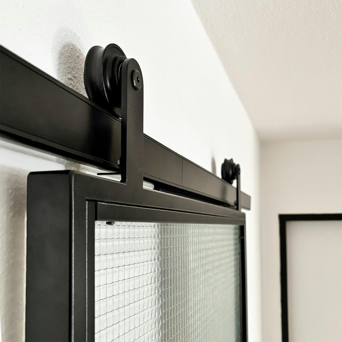 drzwi przesuwne ze szkłem w czarnej metalowej ramie