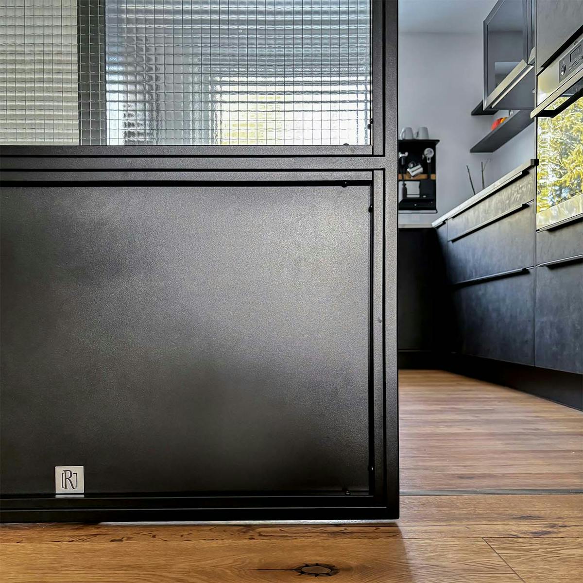 czarne, metalowe drzwi przesuwne ze szkłem zbrojonym