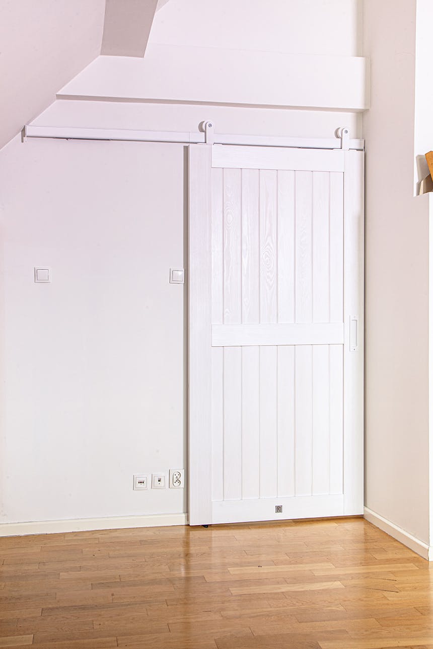 geschlossene weiße Schiebetüren auf einem weißen Schiebesystem