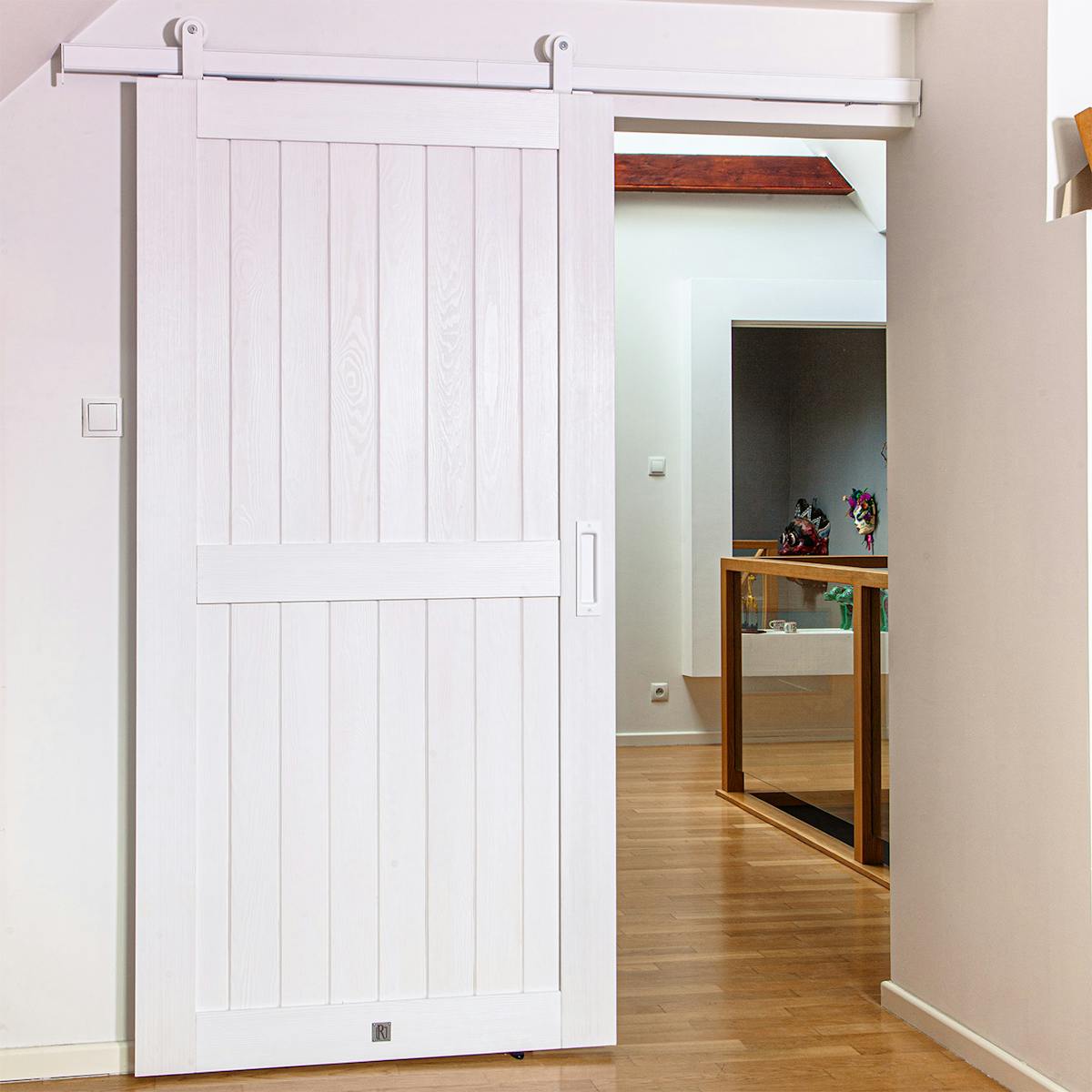 Weiße Schiebetüren aus Holz mit weißem Schiebesystem