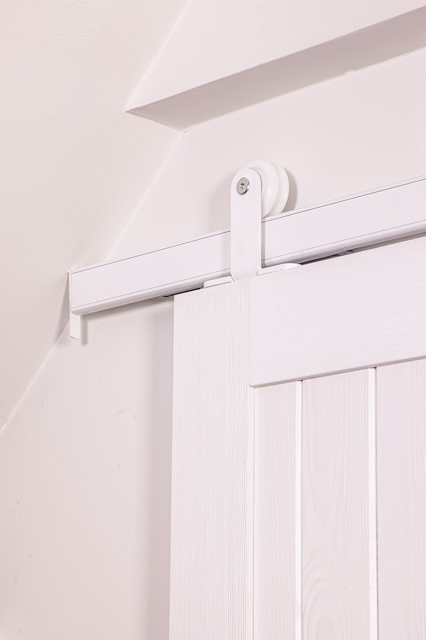 weiße Holztüren auf weißem Schiebesystem