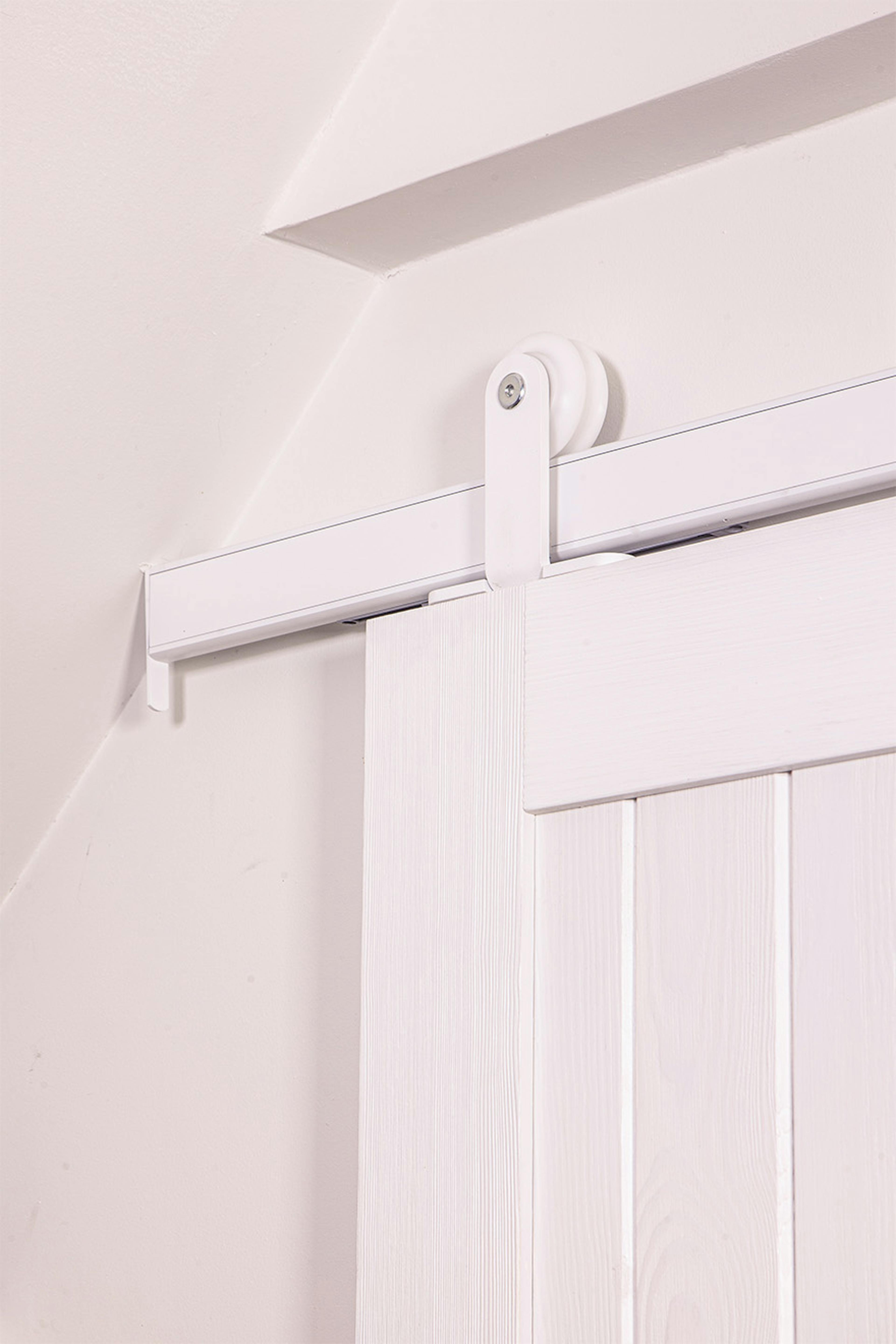 portes en bois blanc sur un système coulissant blanc