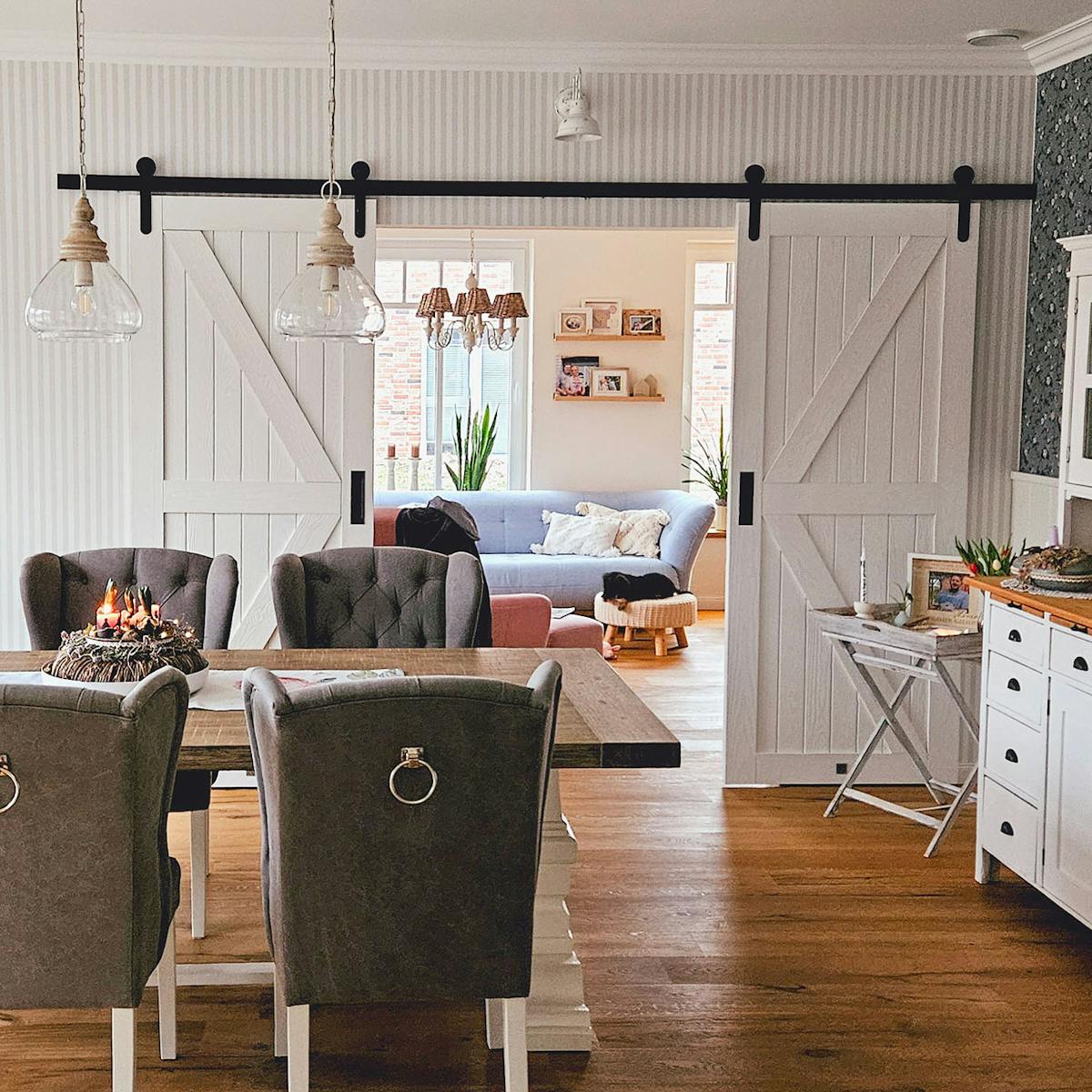 białe dwuskrzydłowe drzwi przesuwne między jadalnią a salonem w stylu rustykalnym nowoczesnym