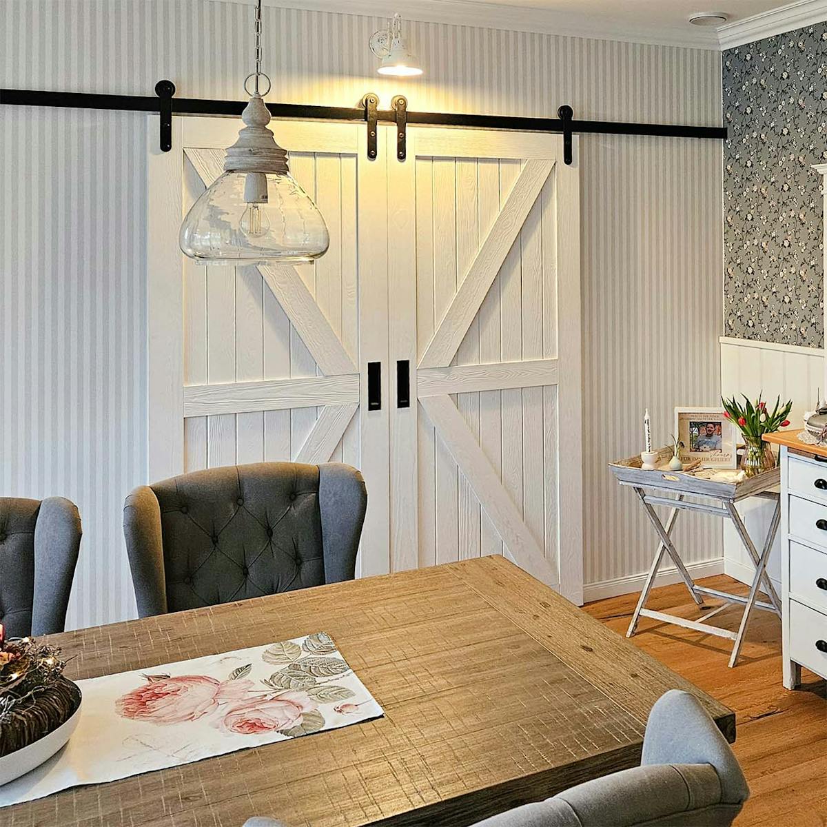 zamknięte białe drzwi przesuwne w jadalni urządzonej w stylu rustykalnym nowoczesnym