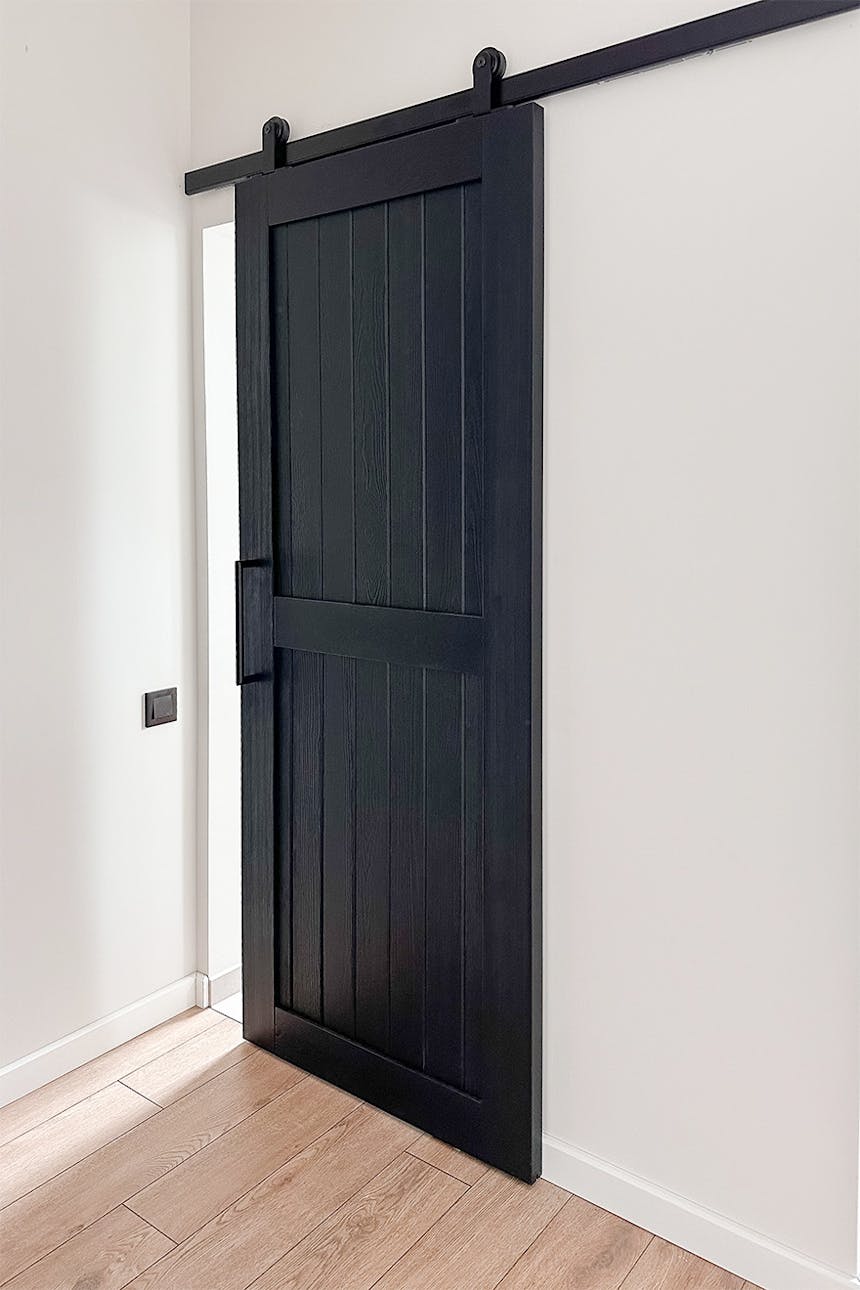 drewniane drzwi przesuwne w głębokim czarnym kolorze