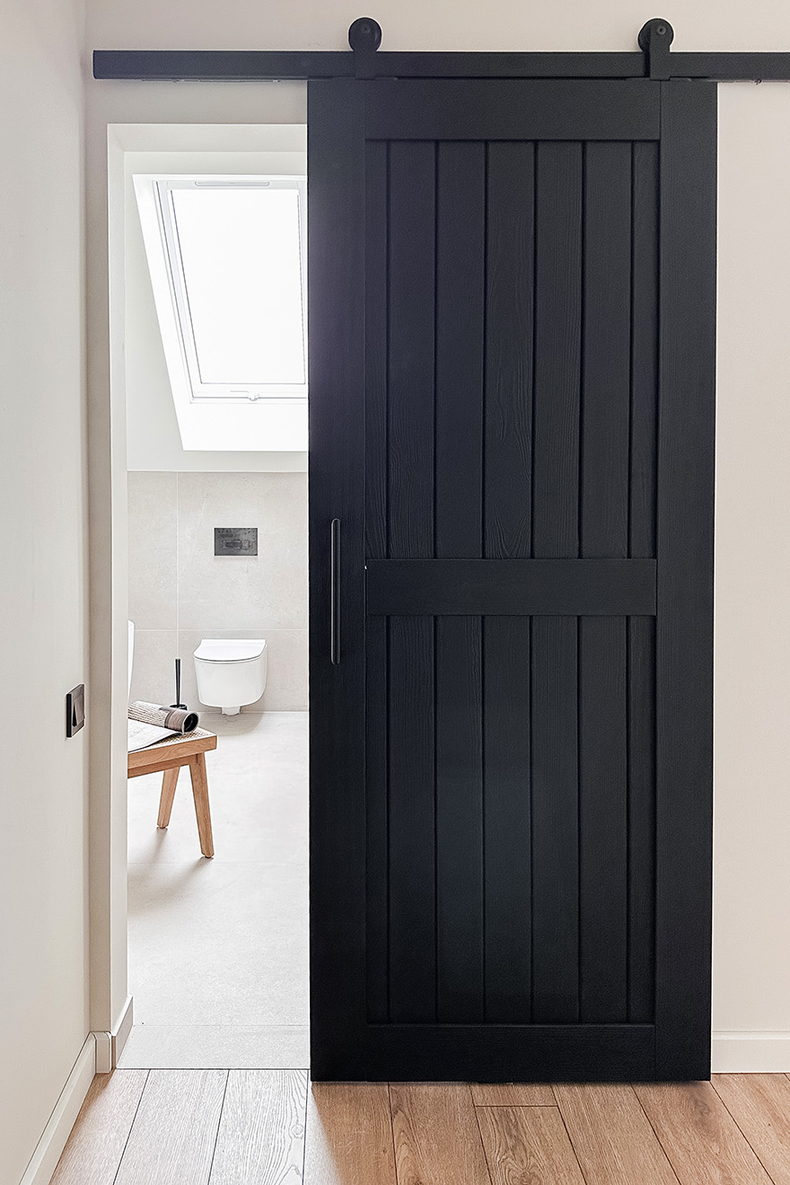 drewniane drzwi przesuwne w czarnym kolorze, do łazienki