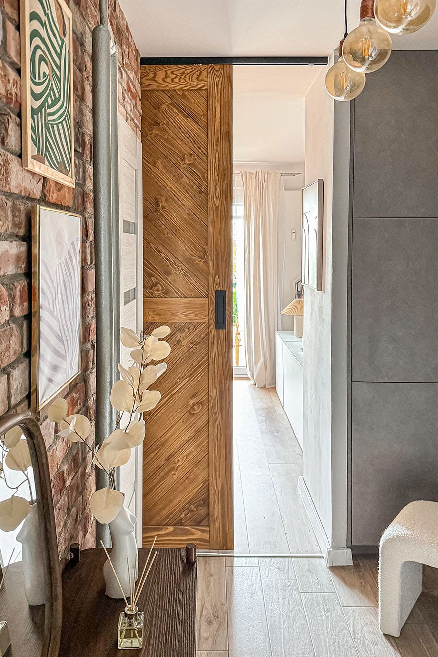 hall avec portes coulissantes dans un appartement dans un immeuble