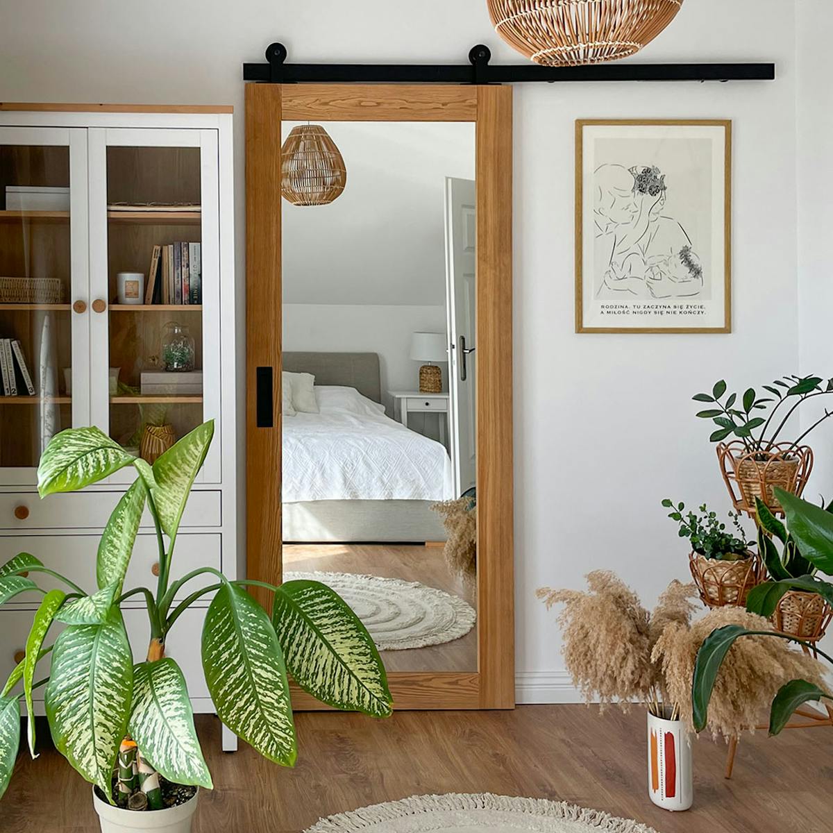 Schiebetüren mit Spiegel für ein Ankleidezimmer in einem Schlafzimmer im Boho-Stil