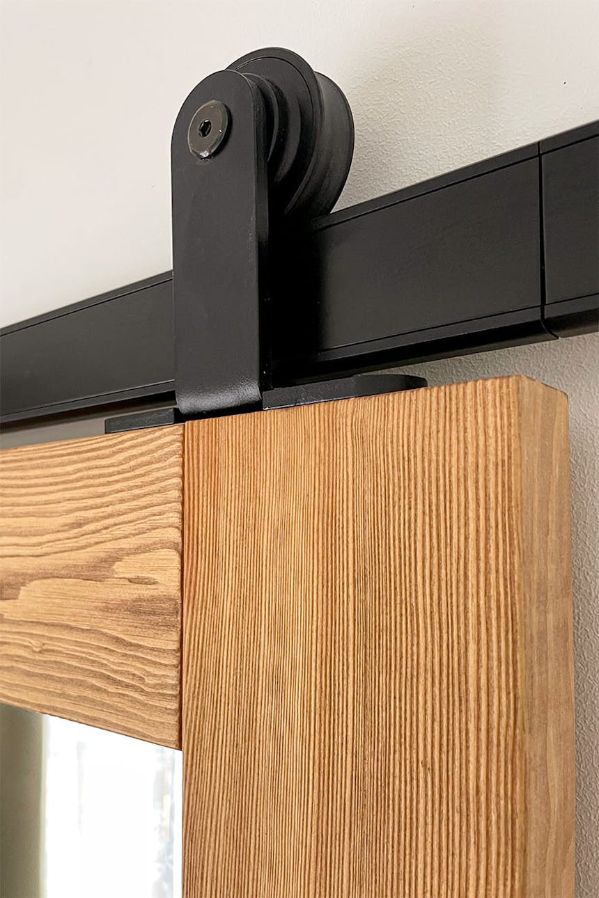 Schwarzes Schiebesystem für Holztüren mit Spiegel