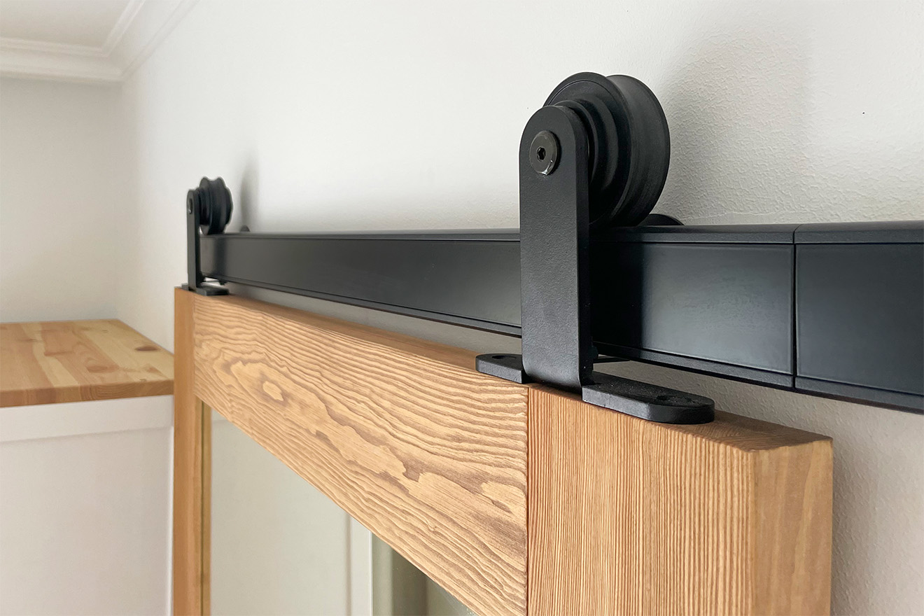 Schwarzes Schiebesystem für Holztüren mit Spiegel