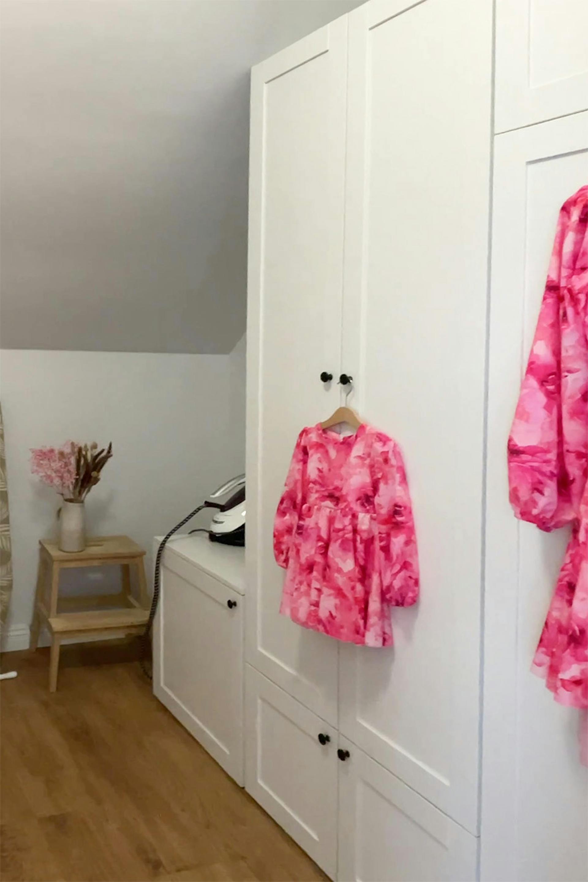 weiße Kleiderschränke und Kommoden unter Dachschräge im Ankleidezimmer