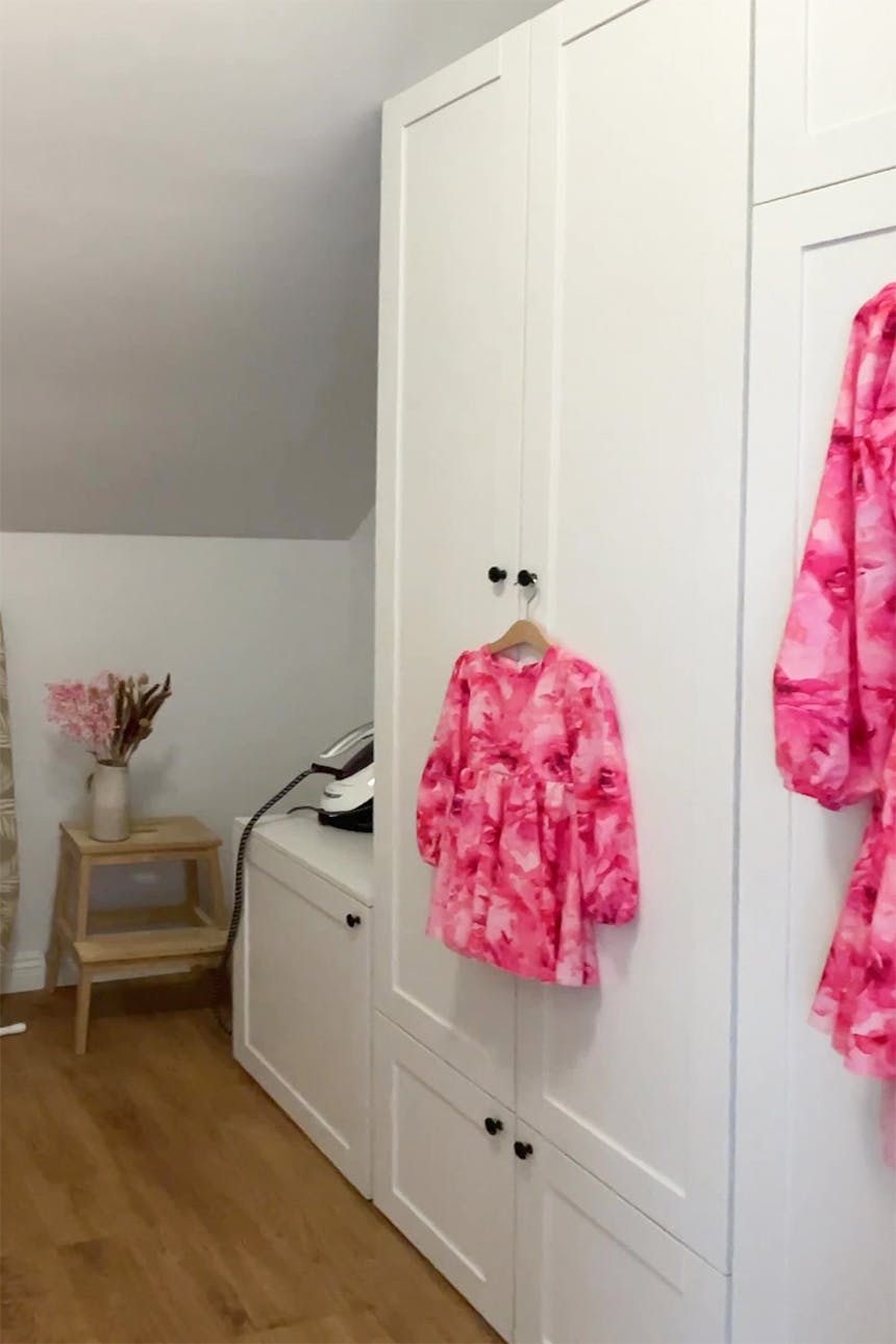 weiße Kleiderschränke und Kommoden unter Dachschräge im Ankleidezimmer