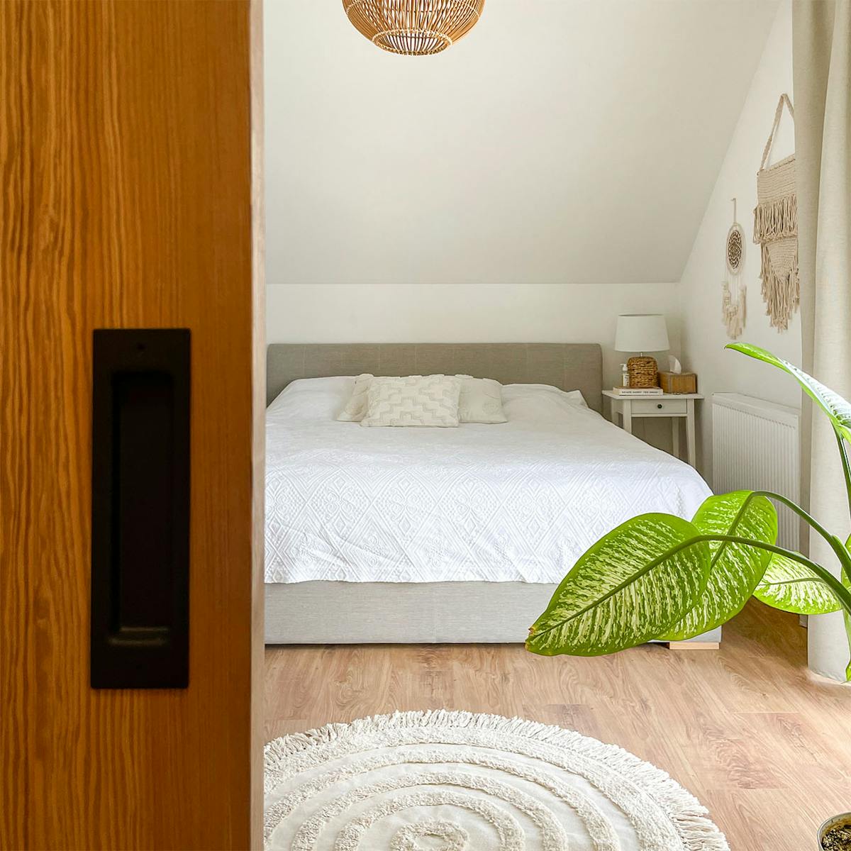 Grau gepolstertes Schrägbett im Schlafzimmer