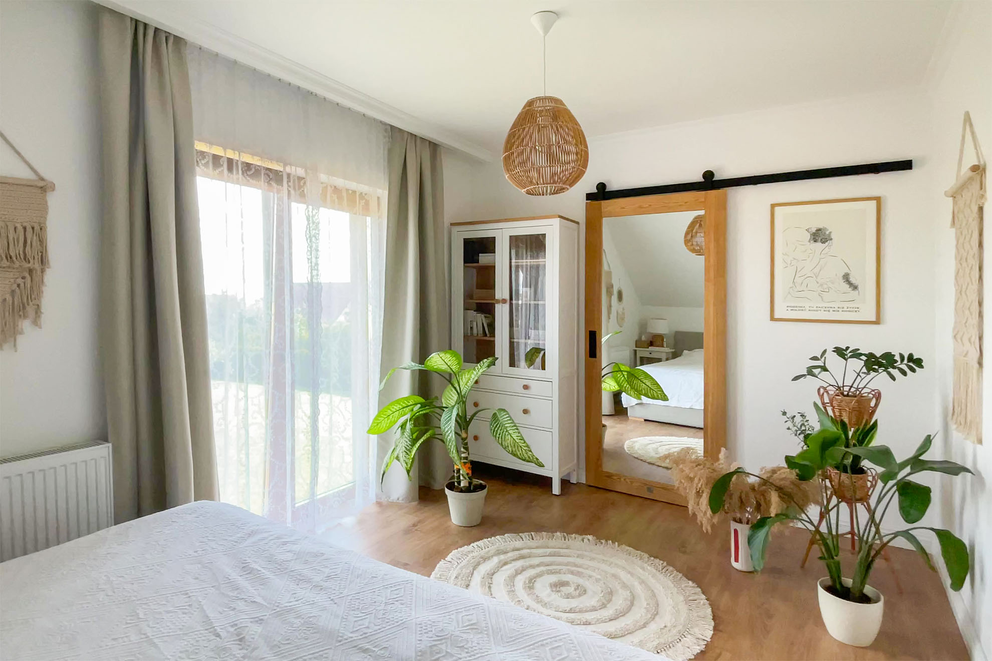Boho-Schlafzimmer mit Ankleidezimmer und Schiebetüren mit Spiegel