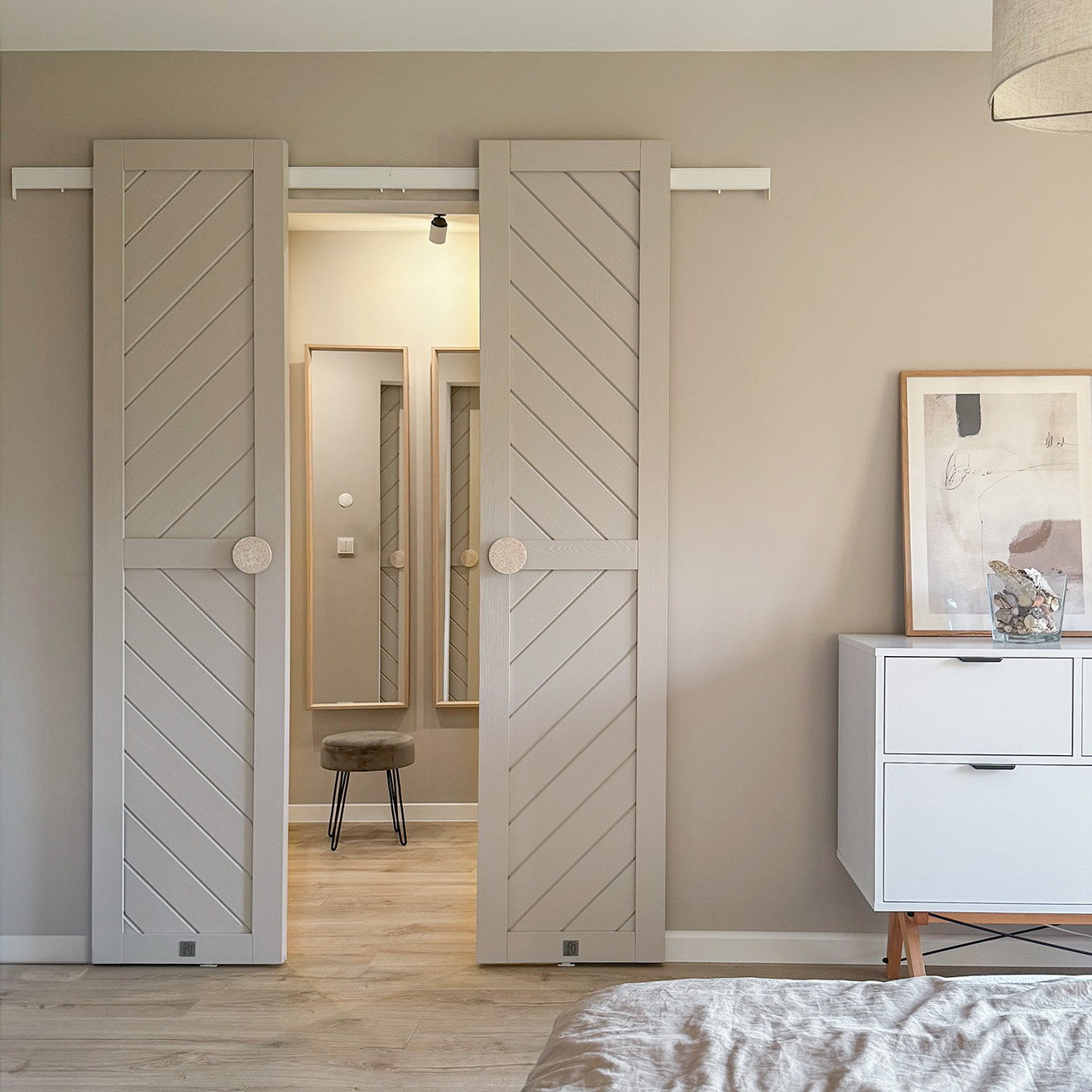otwarte dwuskrzydłowe drzwi przesuwne do garderoby w minimalistycznej sypialni