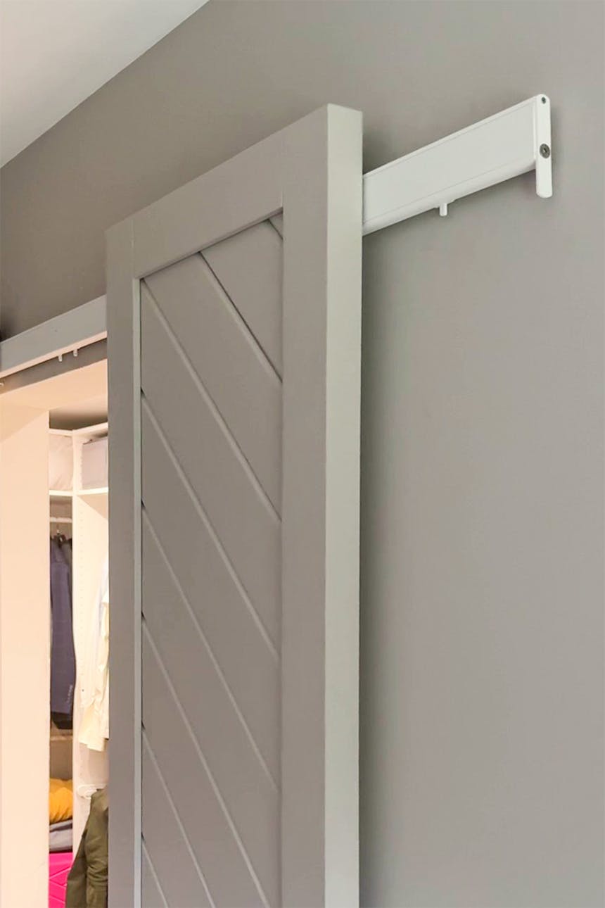 drzwi w kolorze ściany na białym systemie przesuwnym