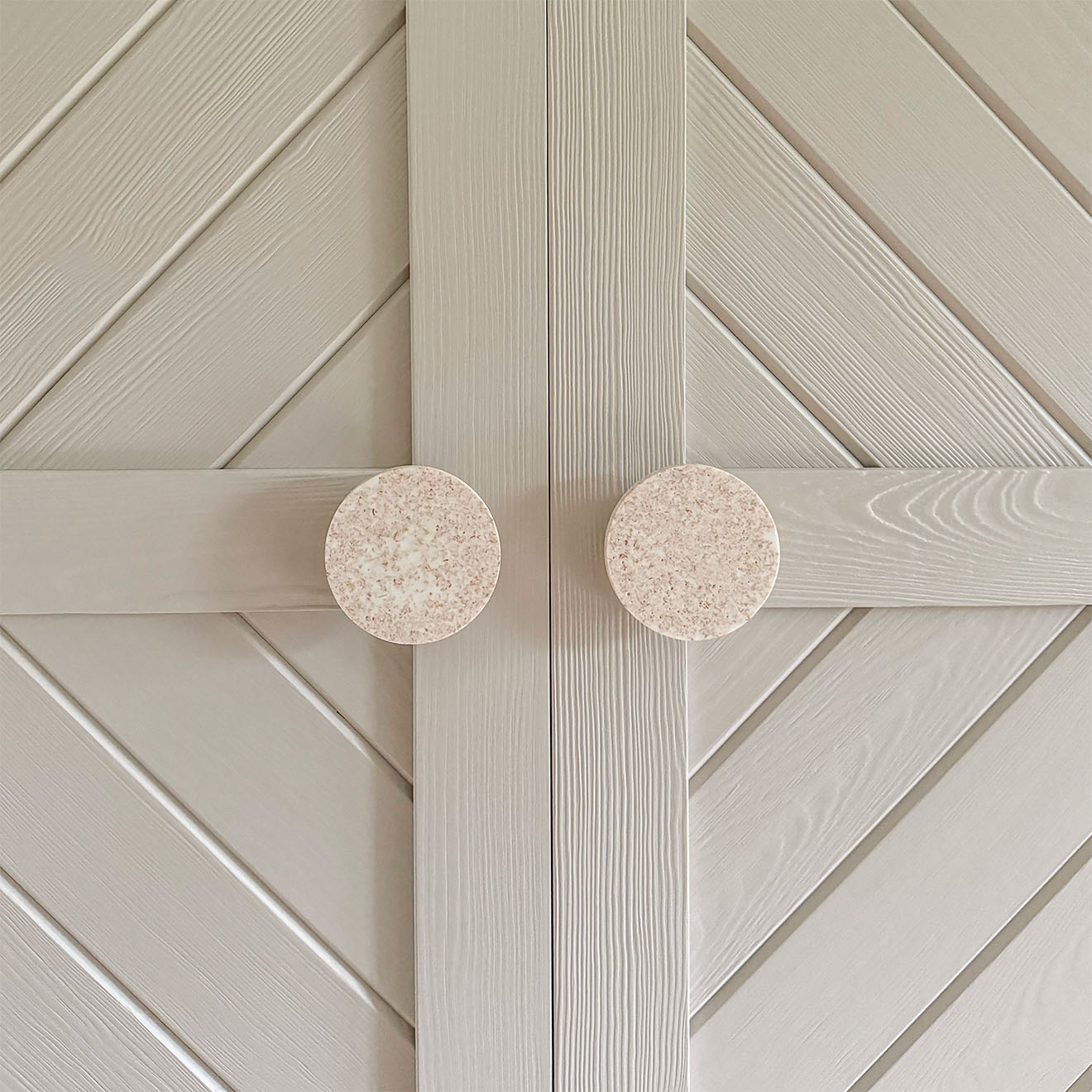 okrągłe uchwyty do drewnianych drzwi przesuwnych