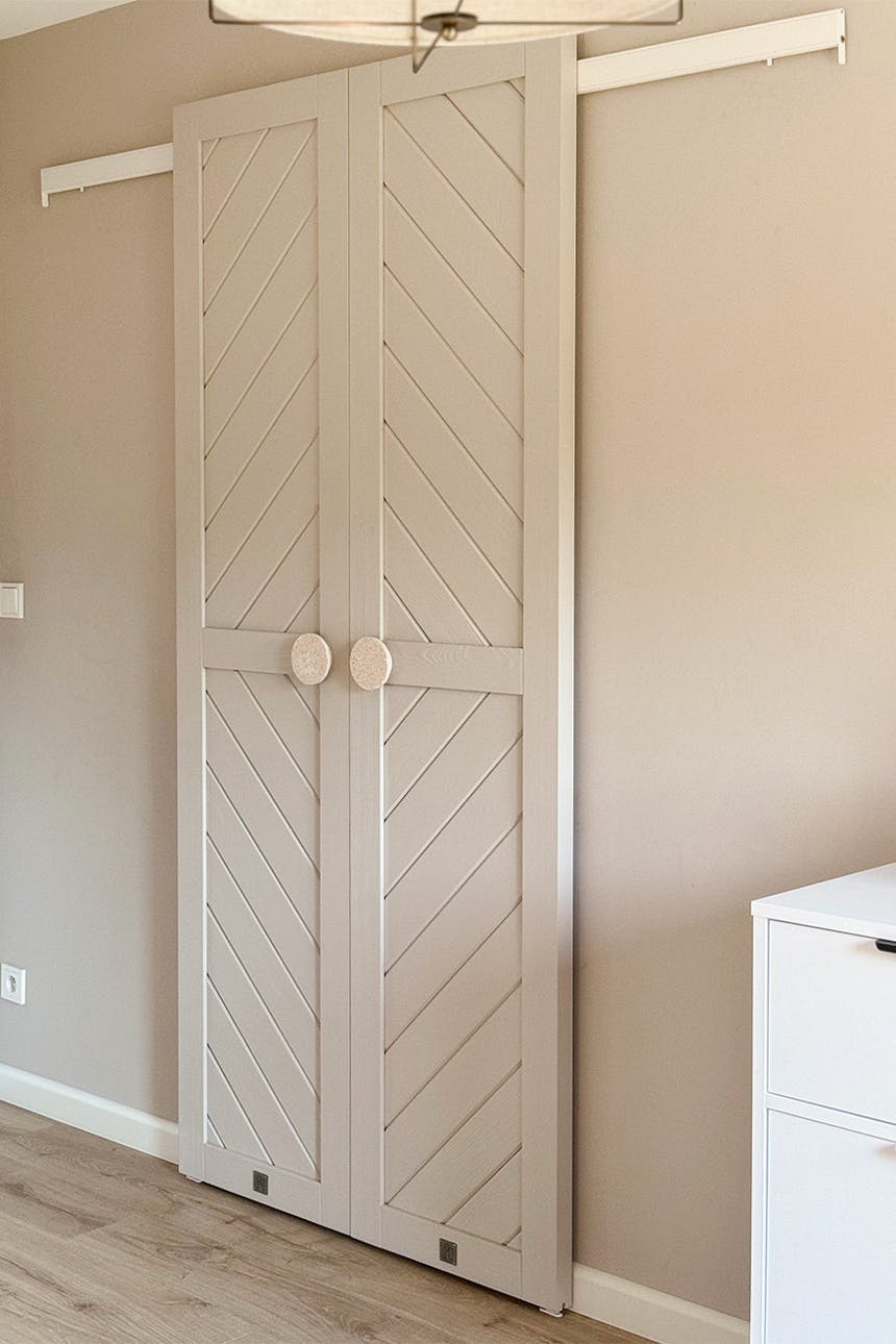 Doppeltüren in Wandfarbe auf weißem Schiebesystem