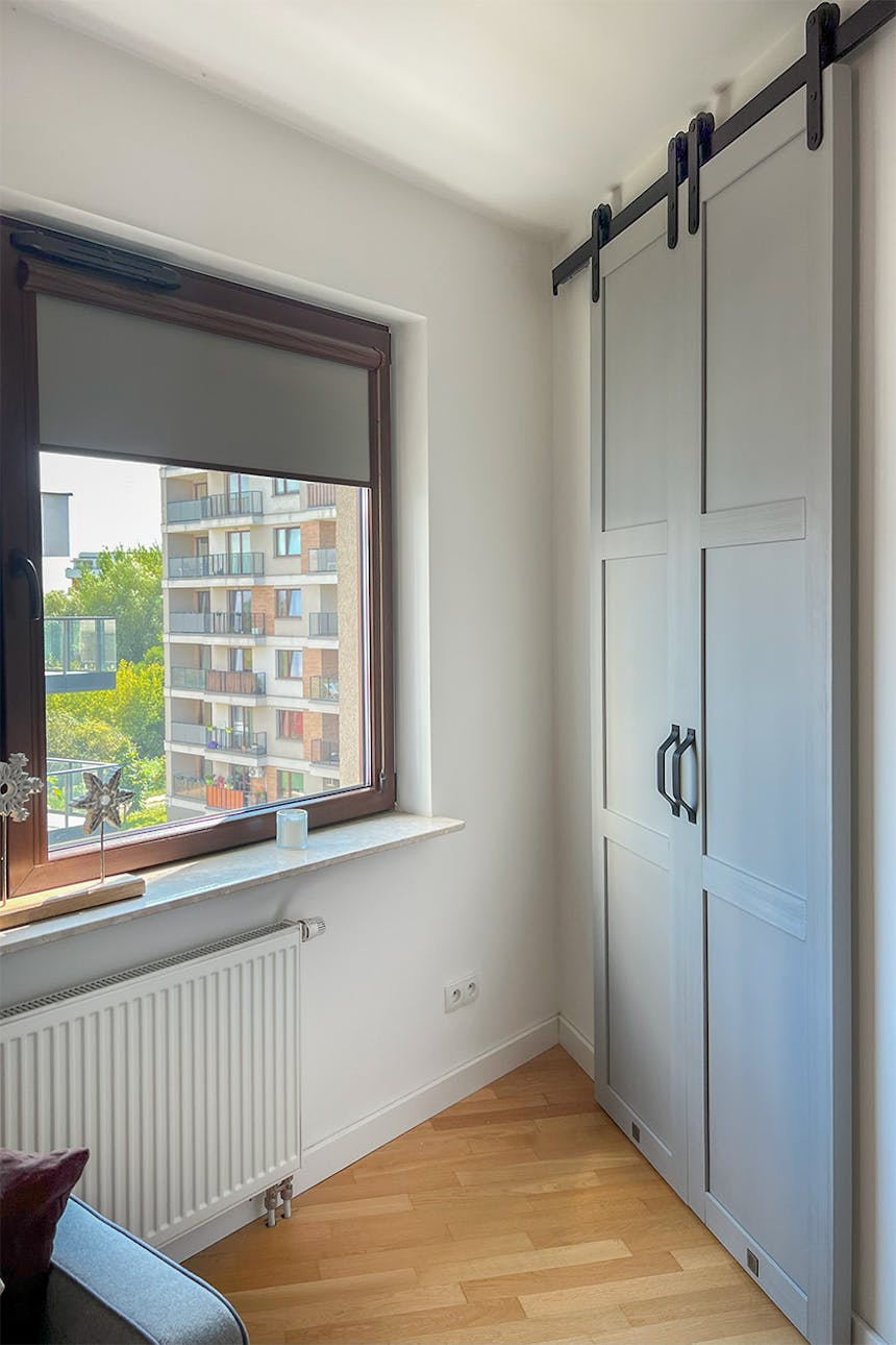 dwuskrzydłowe drzwi przesuwne przy kącie ostrym między ścianami w mieszkaniu