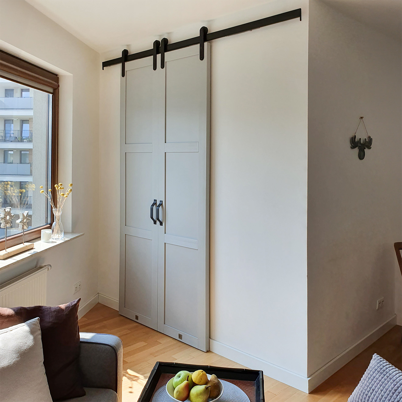 szare drzwi przesuwne przy kącie ostrym miedzy ścianami jako wejście do sypialni