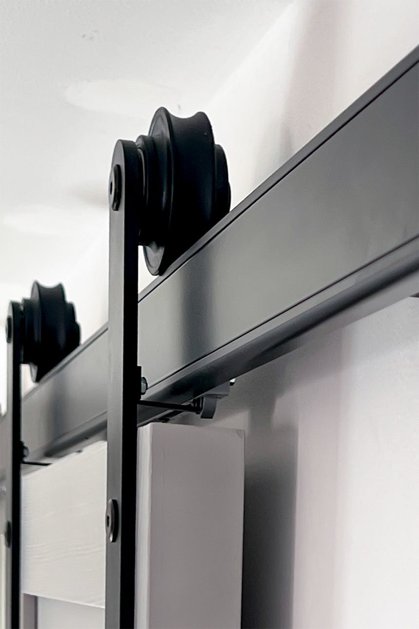 czarny system przesuwny do drzwi drewnianych