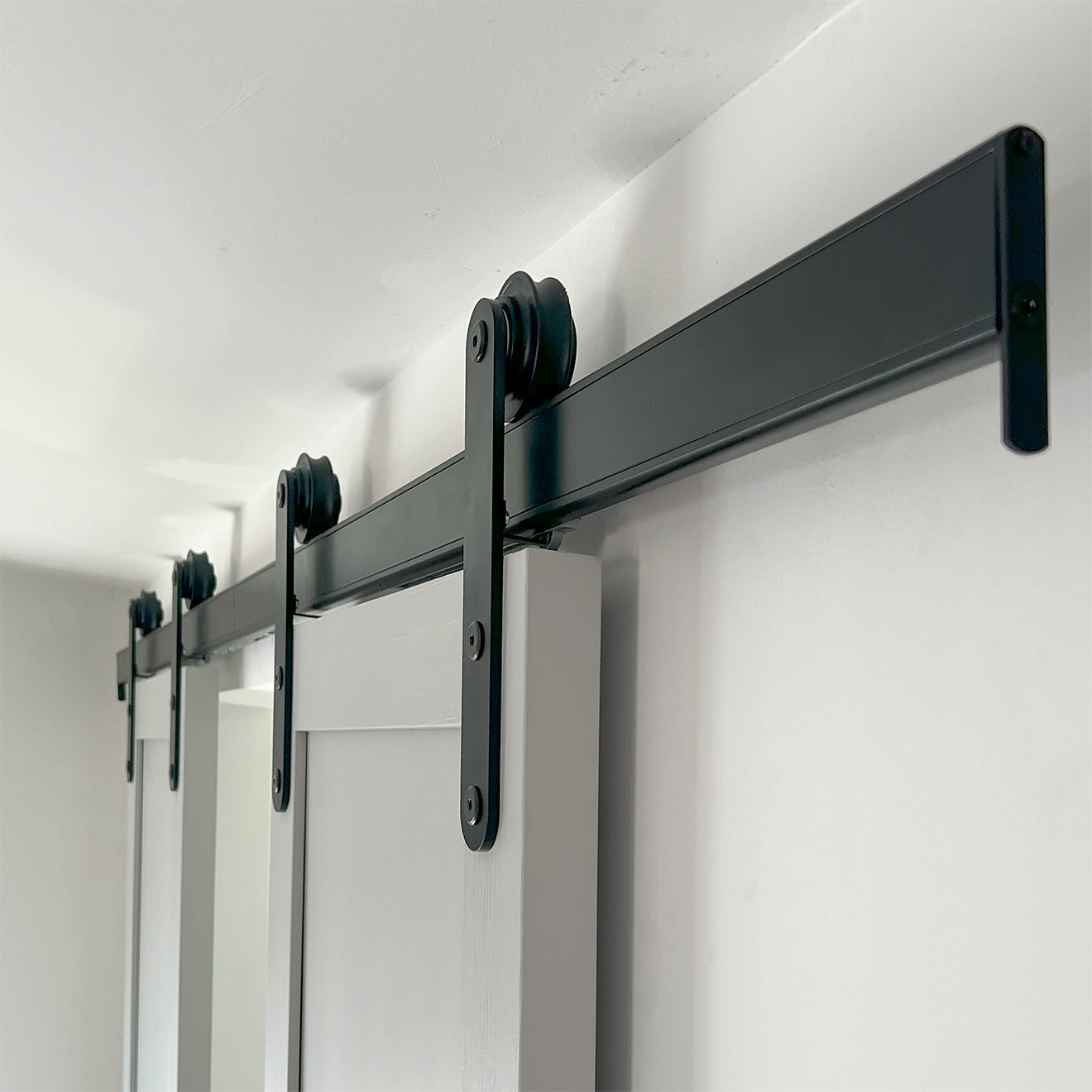 czarny system przesuwny do drewnianych drzwi