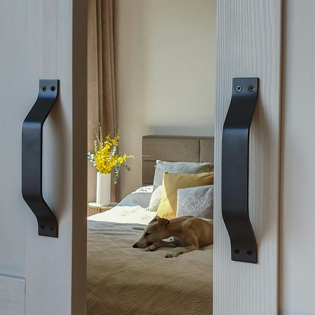 uchylone drzwi przesuwne ukazujące fragment sypialni z łóżkiem