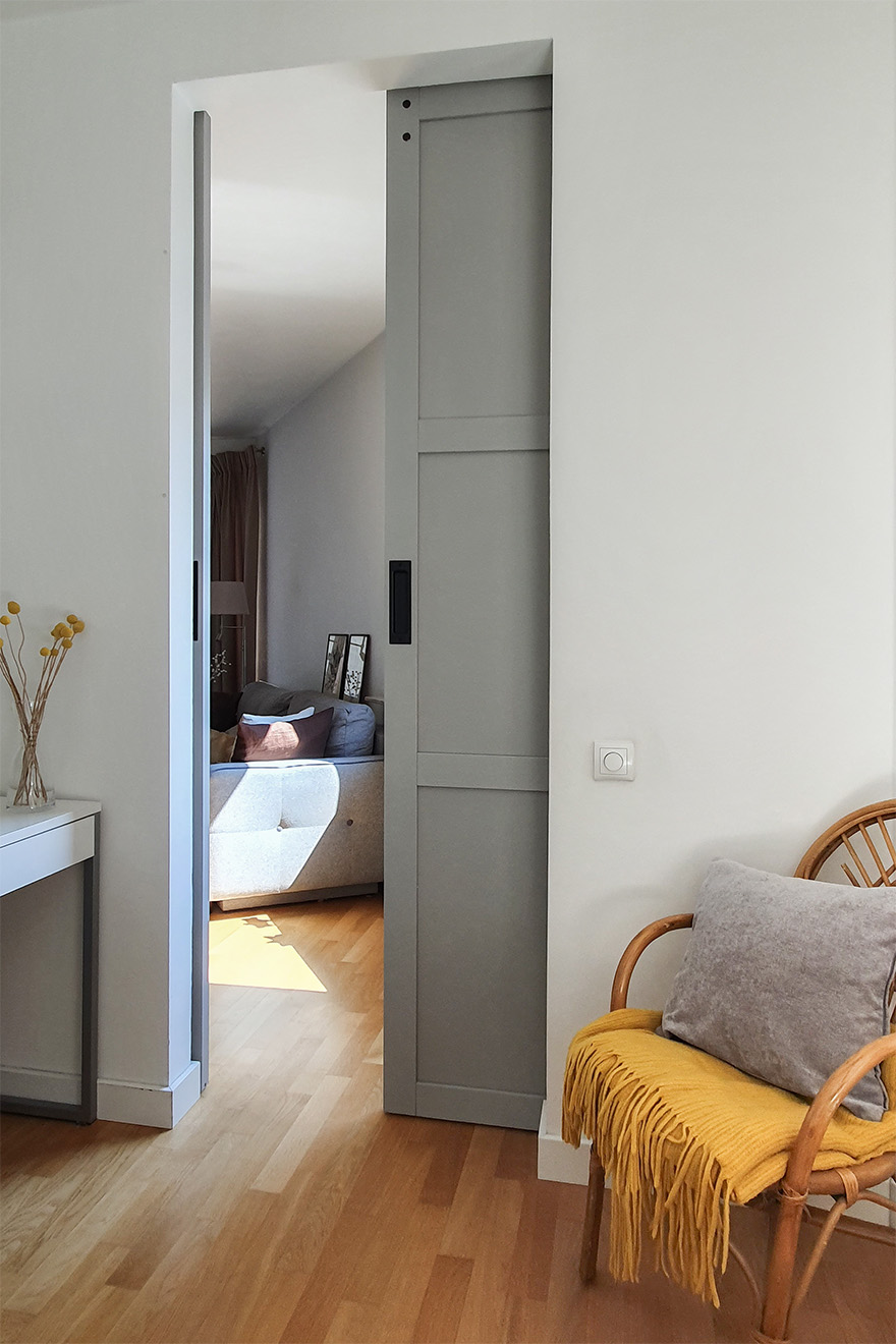 Fragment der Wohnung hinter der Schiebetür