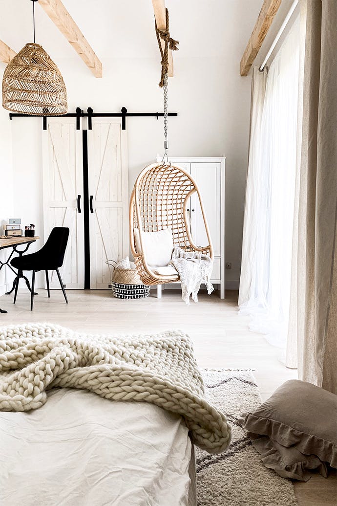 chambre rustique avec une petite armoire décorée en bois blanc et naturel