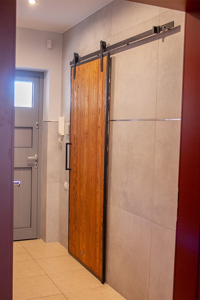 portes coulissantes industrielles dans un cadre métallique fermant l'armoire dans le hall