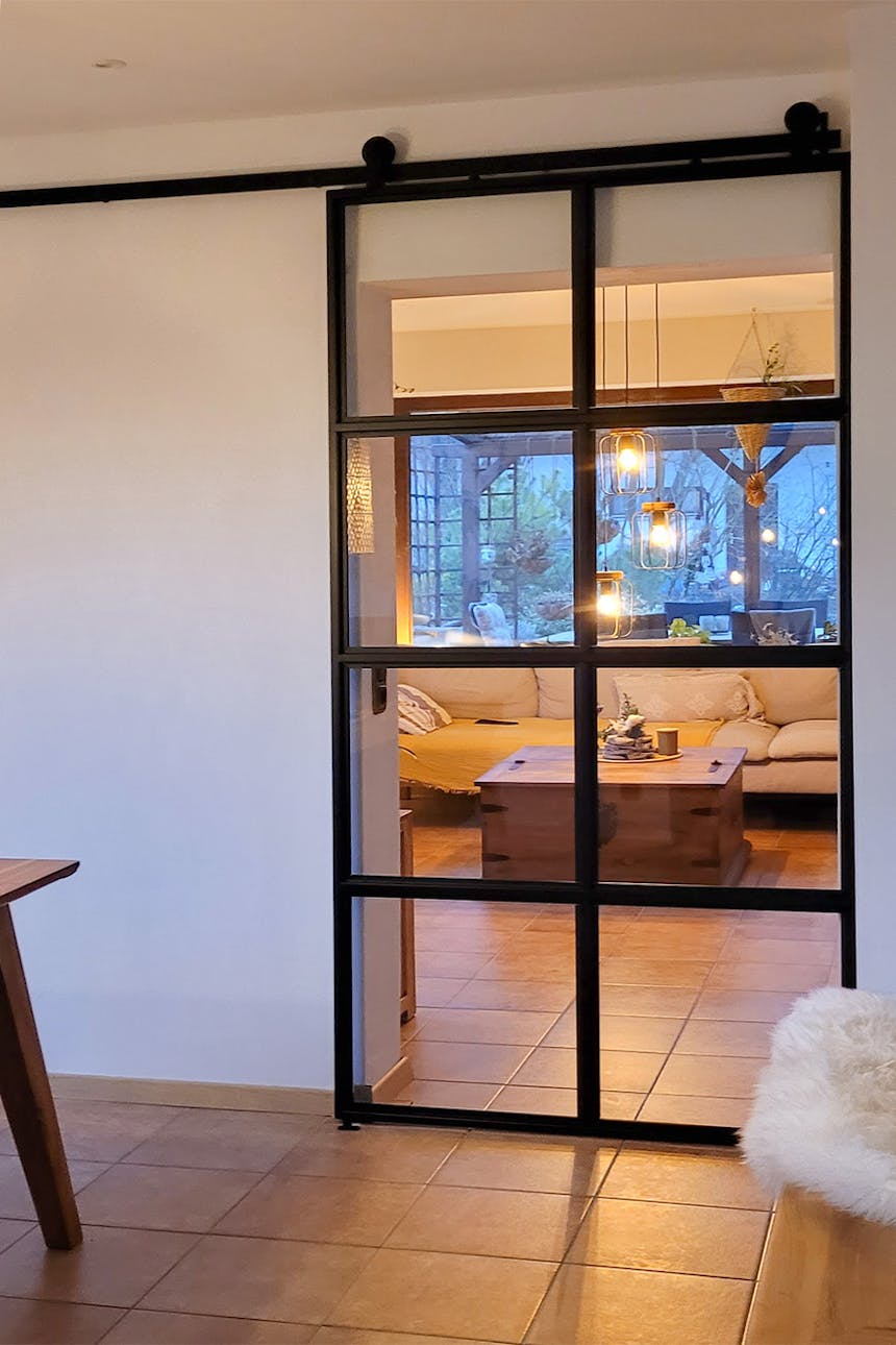 Glasschiebetür im Metallrahmen für Wohnzimmer