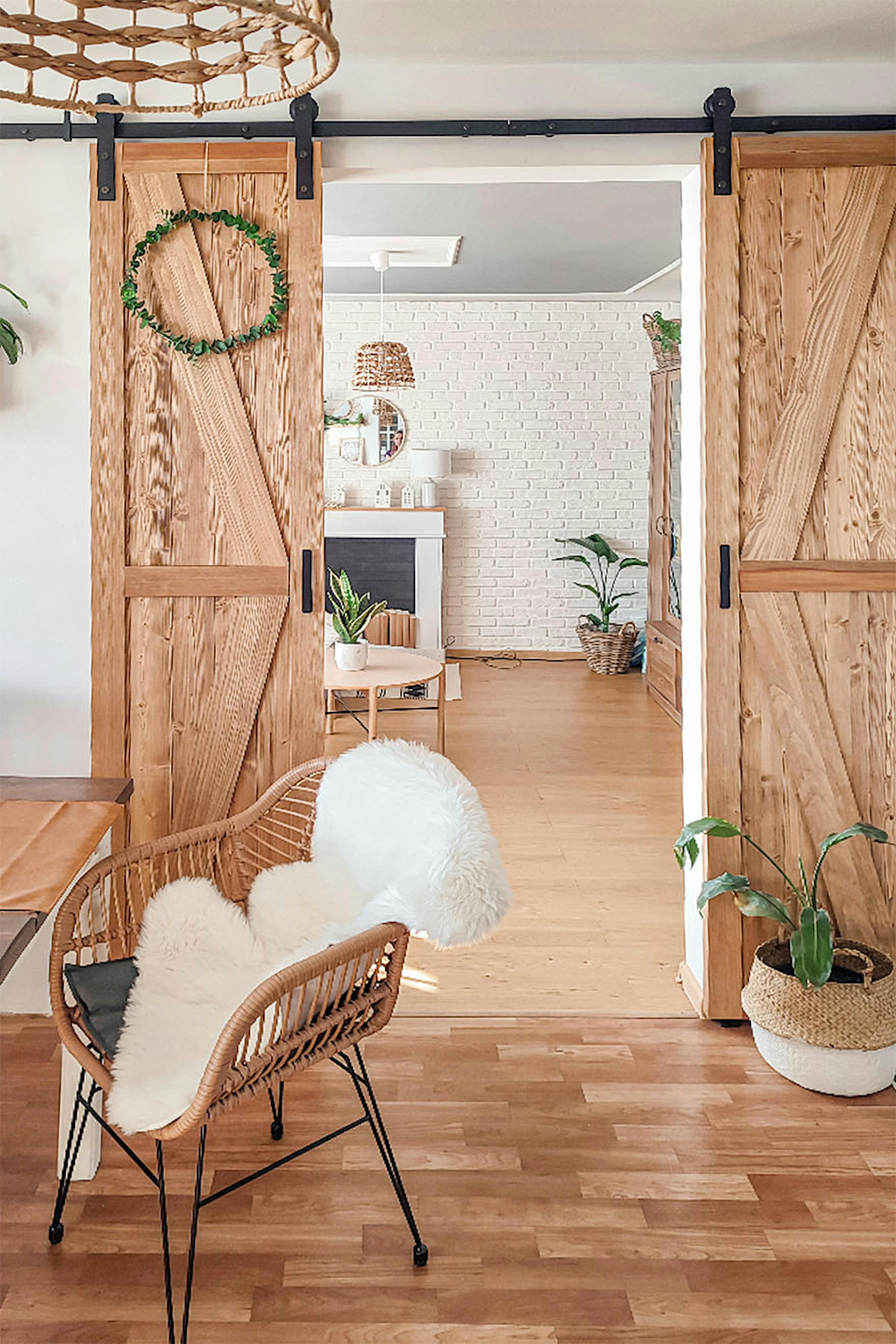 porte coulissante étroite, porte en bois étroite sur le système coulissant, appartement de style bohème,
